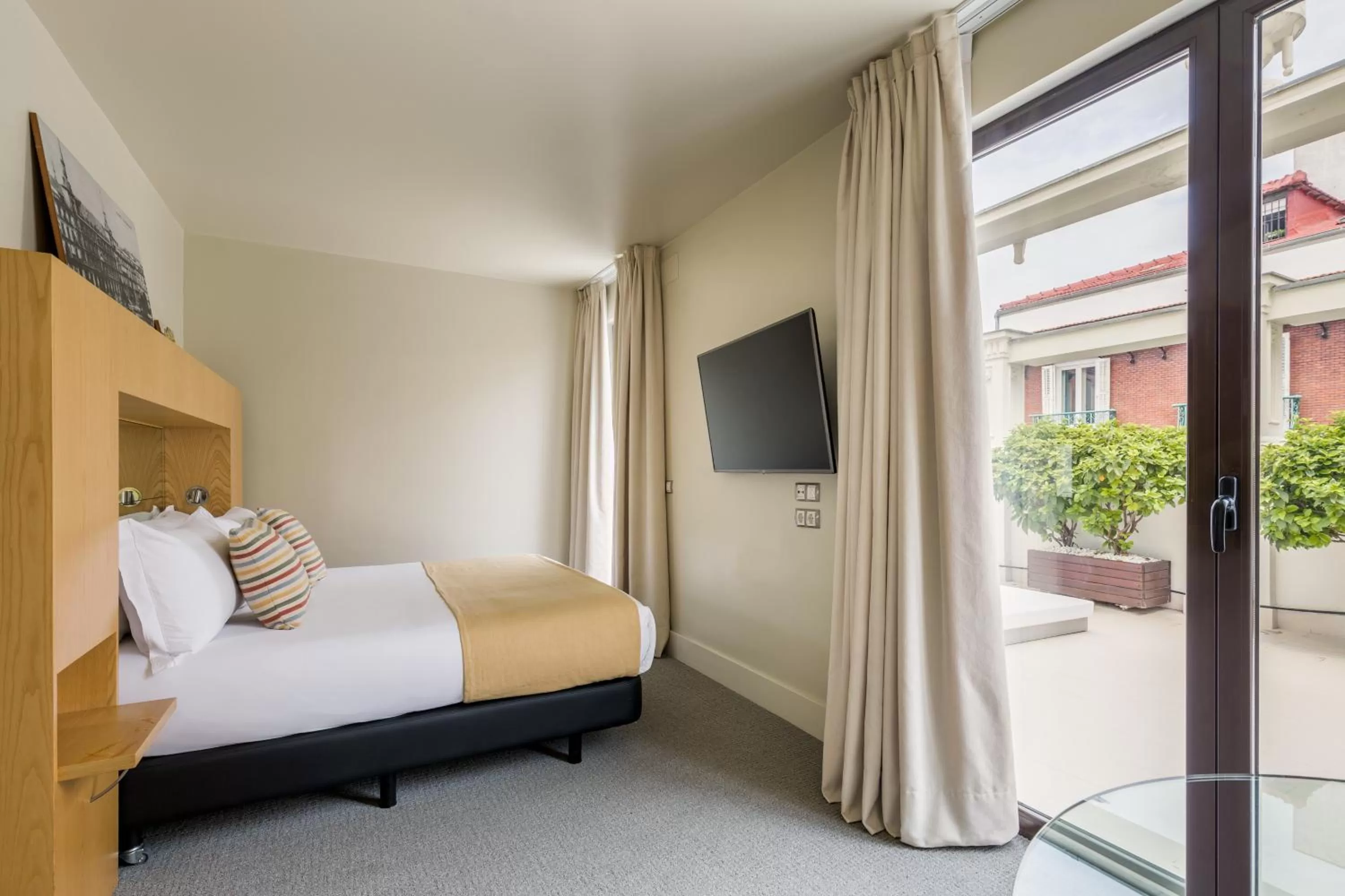 Photo of the whole room, Bed in Room Mate Alicia, Madrid