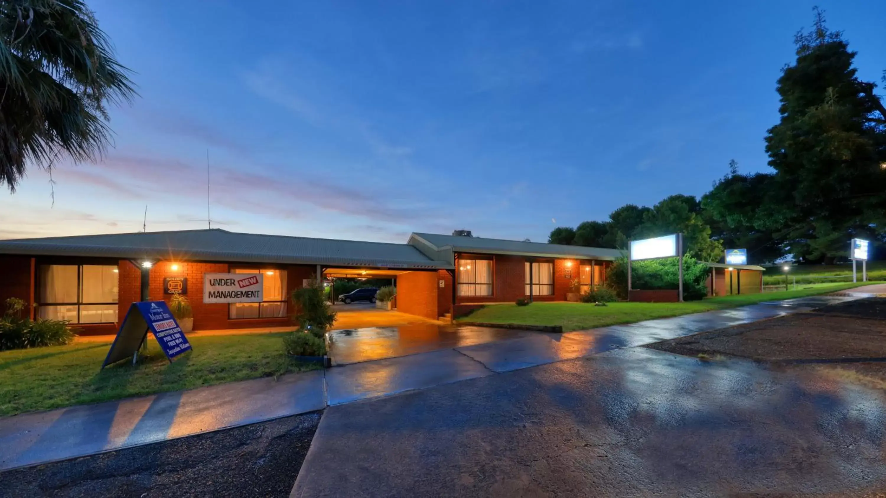 Property Building in Country Roads Motor Inn