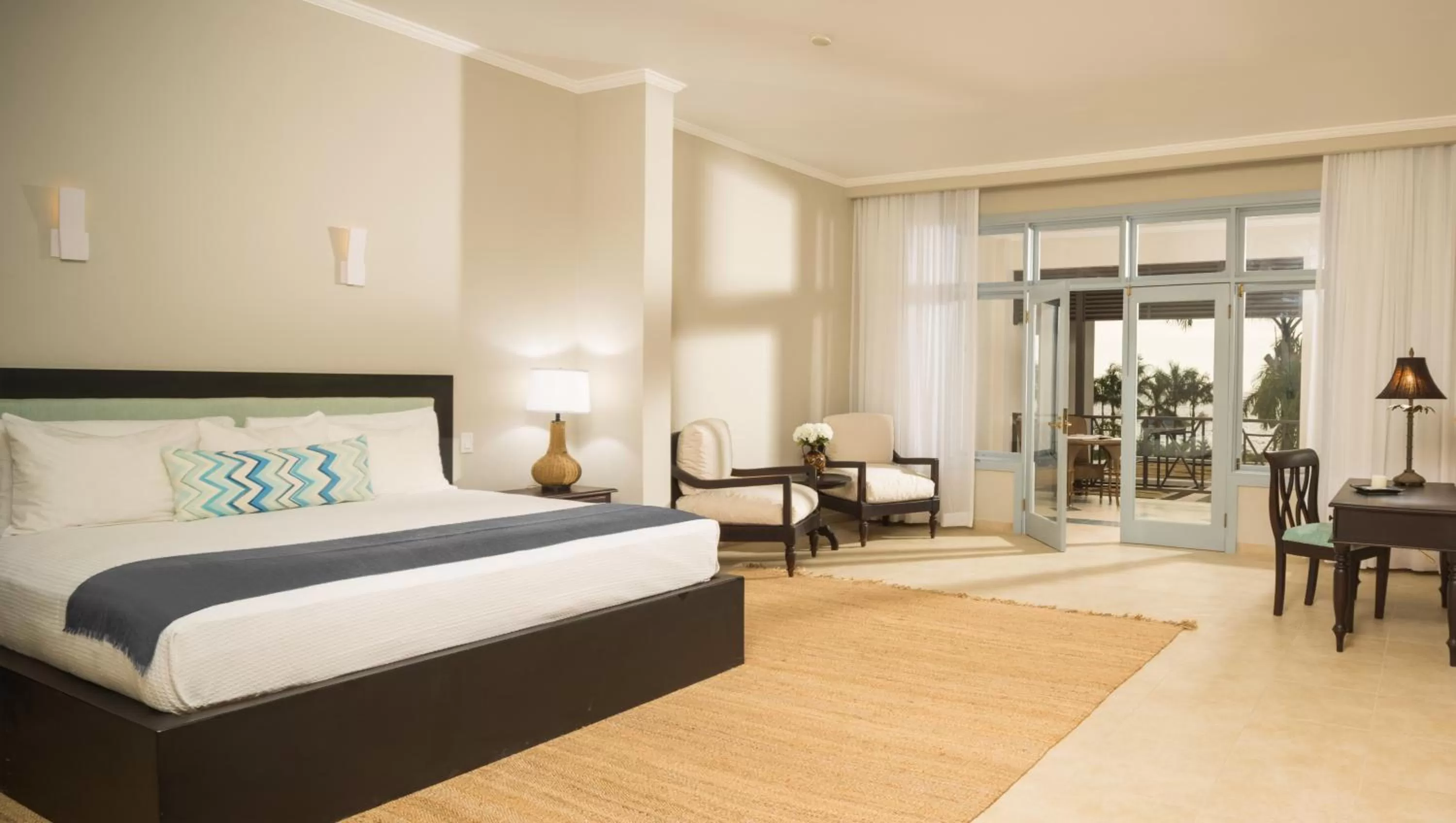 Seating area, Bed in The Cliff Hotel