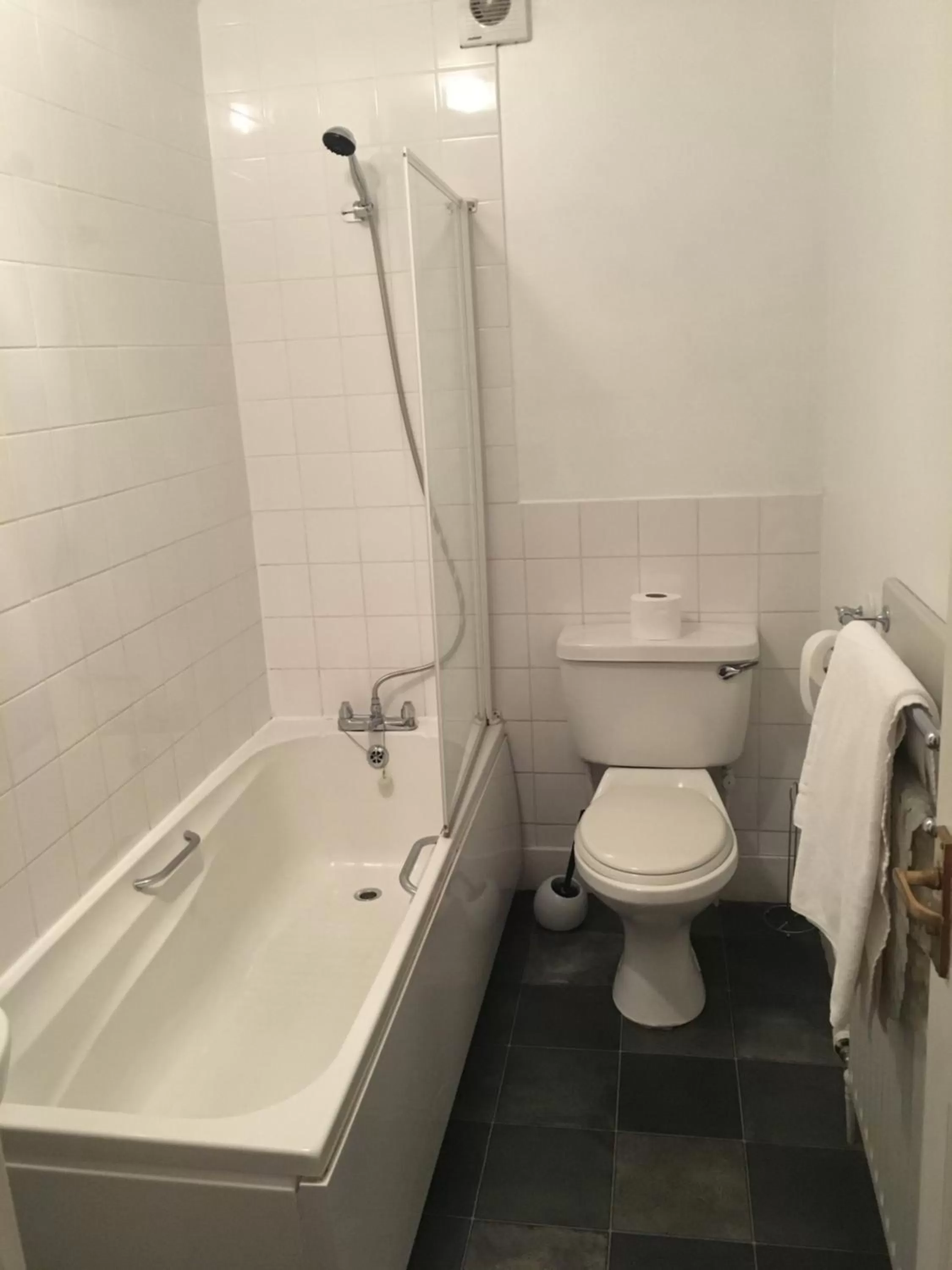 Bathroom in The Dyvels Inn