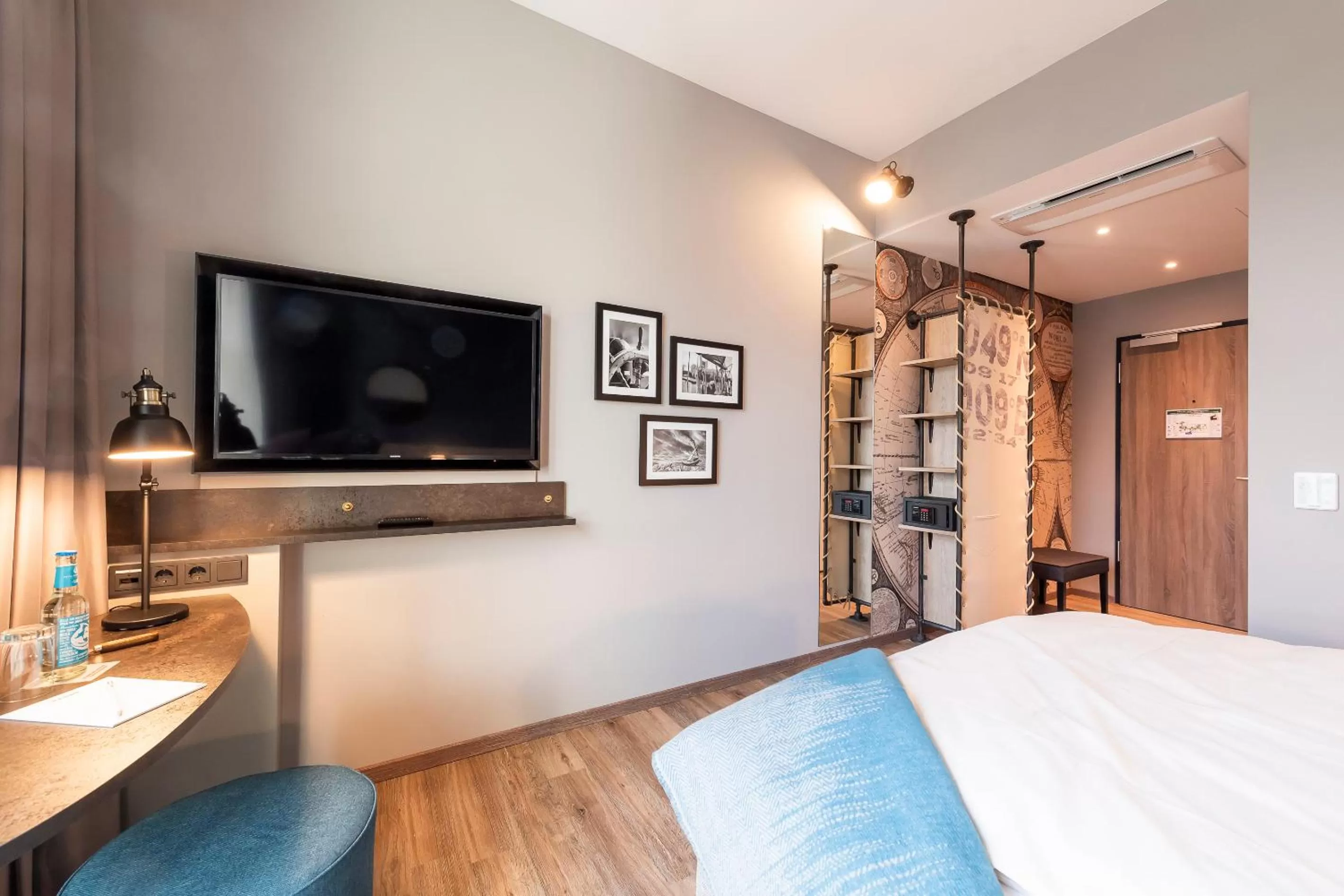 TV and multimedia, Bed in HARBR. hotel Heilbronn