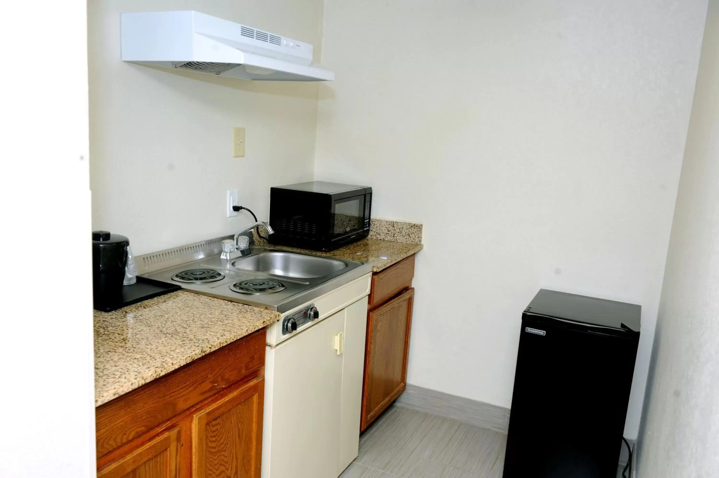 Kitchen/Kitchenette in Country Inn & Suites by Radisson, Alpharetta, GA