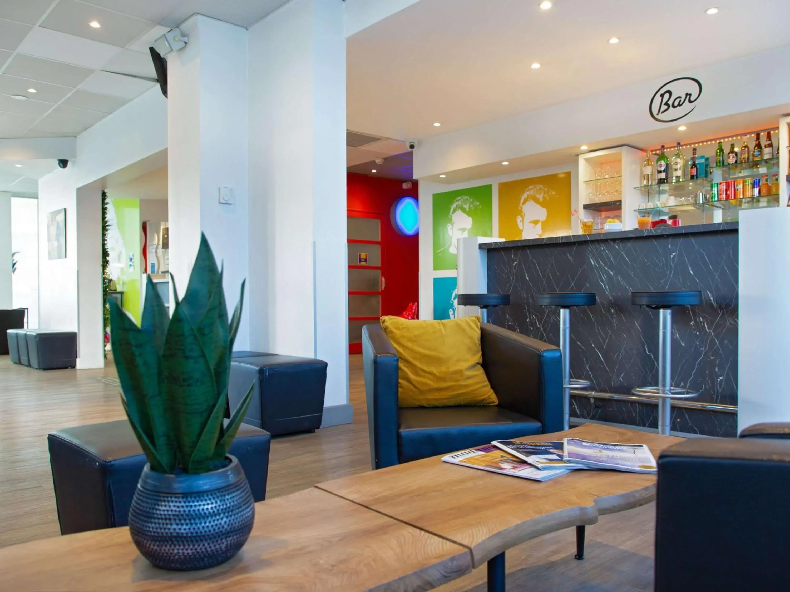 Lounge or bar in ibis Styles Cannes Le Cannet Lounge or bar in ibis Styles Cannes Le Cannet