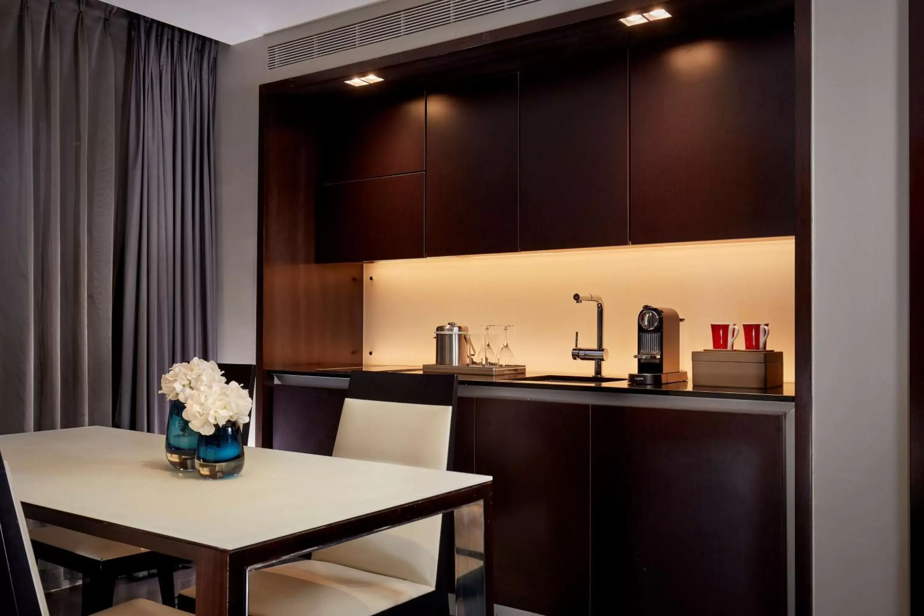 Photo of the whole room, Kitchen/Kitchenette in Park Plaza Westminster Bridge London