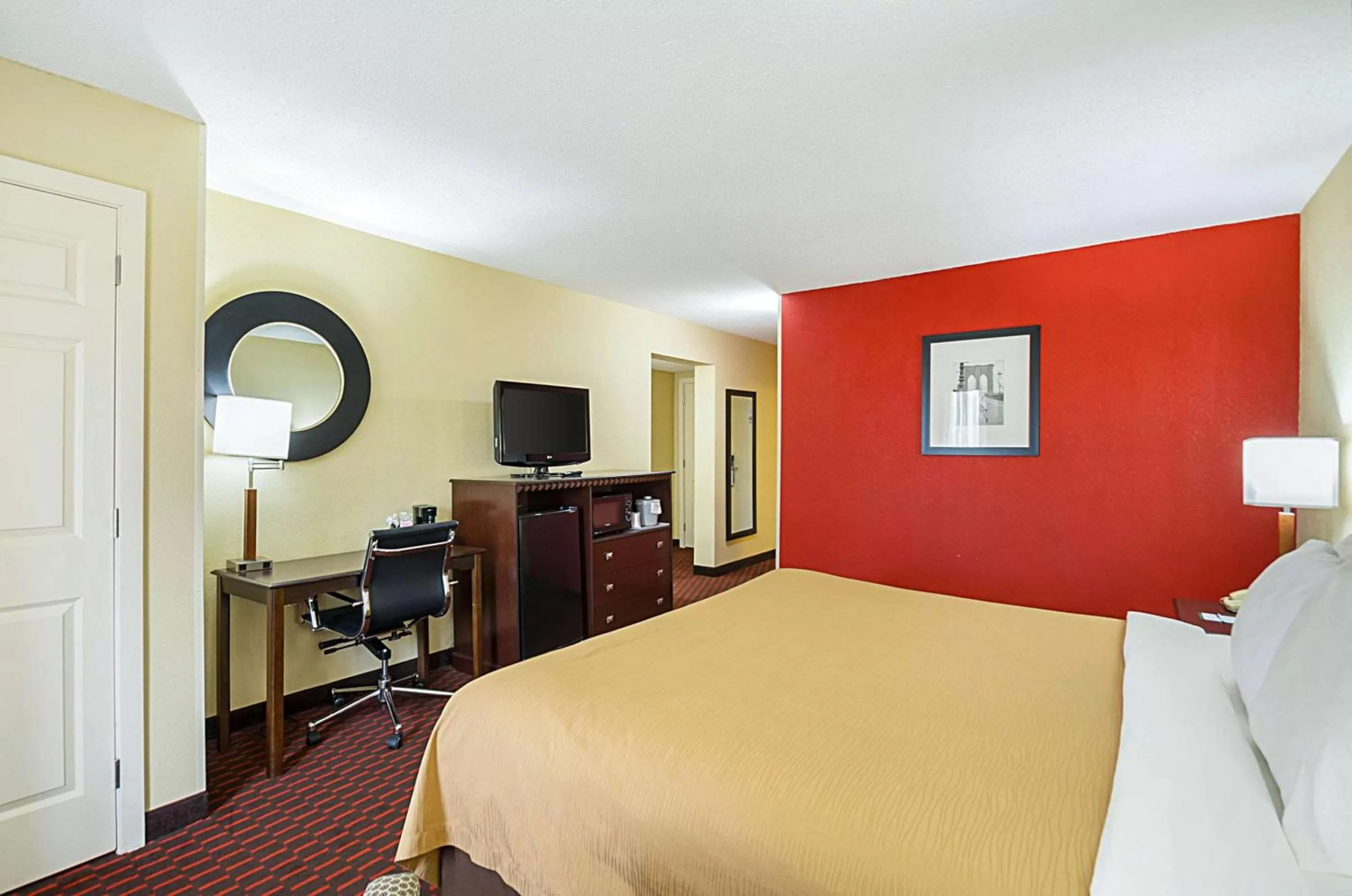 Photo of the whole room, Bed in Quality Inn & Suites Hagerstown