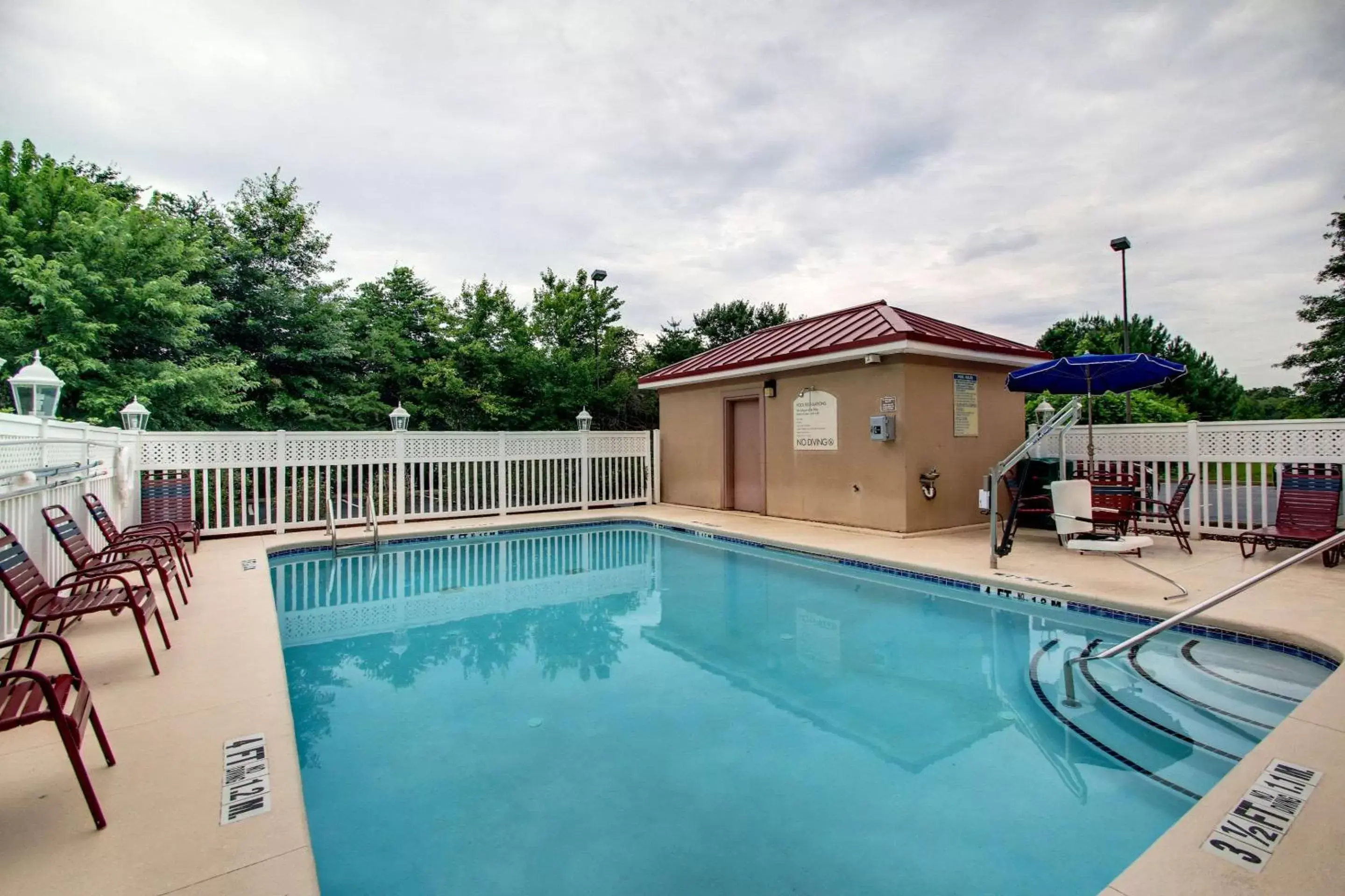 On site, Swimming Pool in Comfort Suites Woodstock