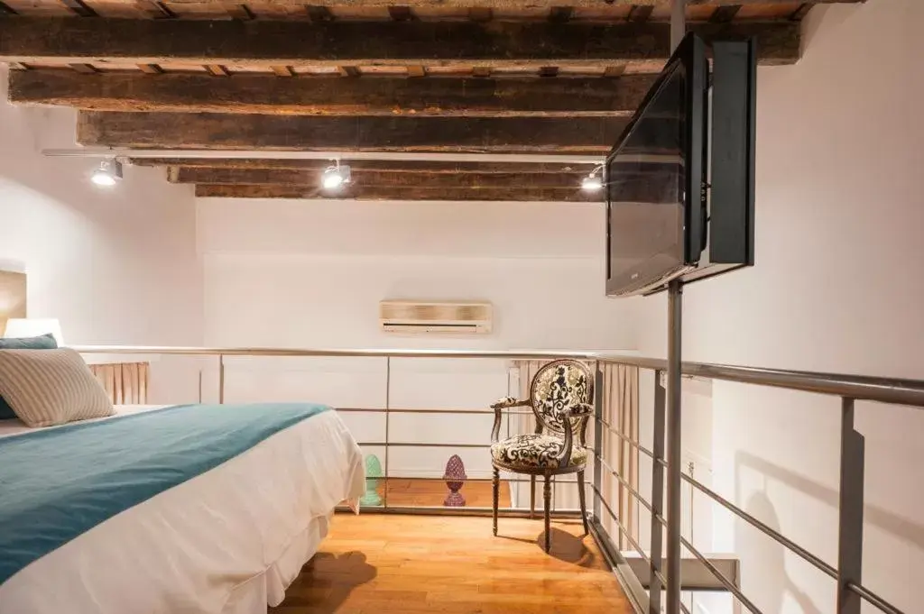 Photo of the whole room, Bed in UPOINT San Telmo