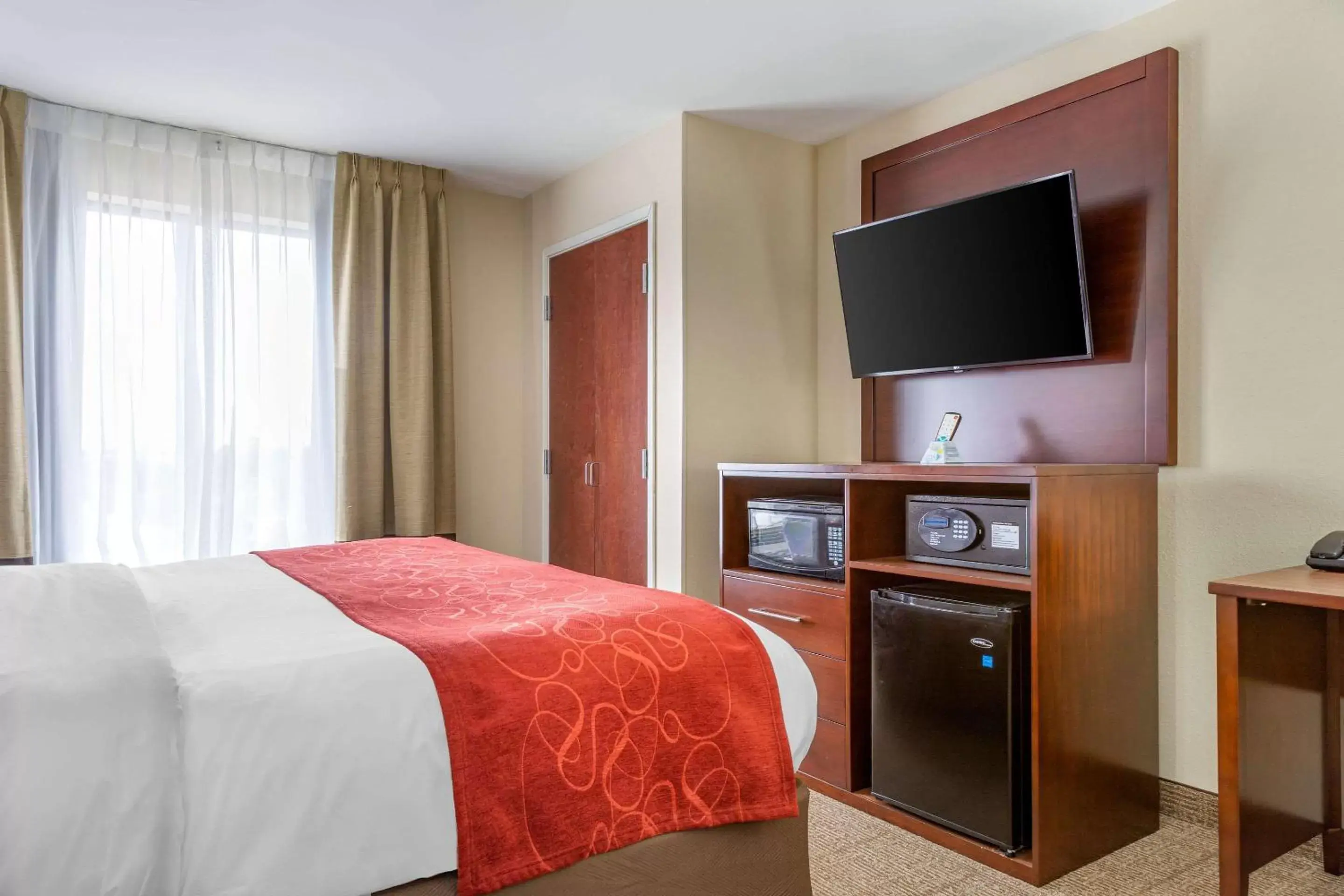 Photo of the whole room, TV/Entertainment Center in Comfort Suites Savannah Gateway I-95