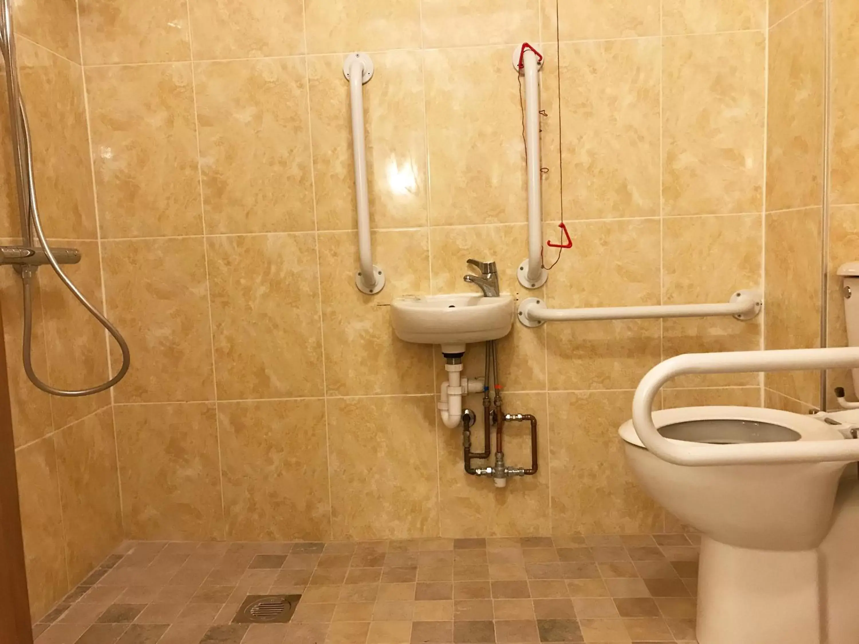 Shower, Bathroom in Linton Hotel Luton