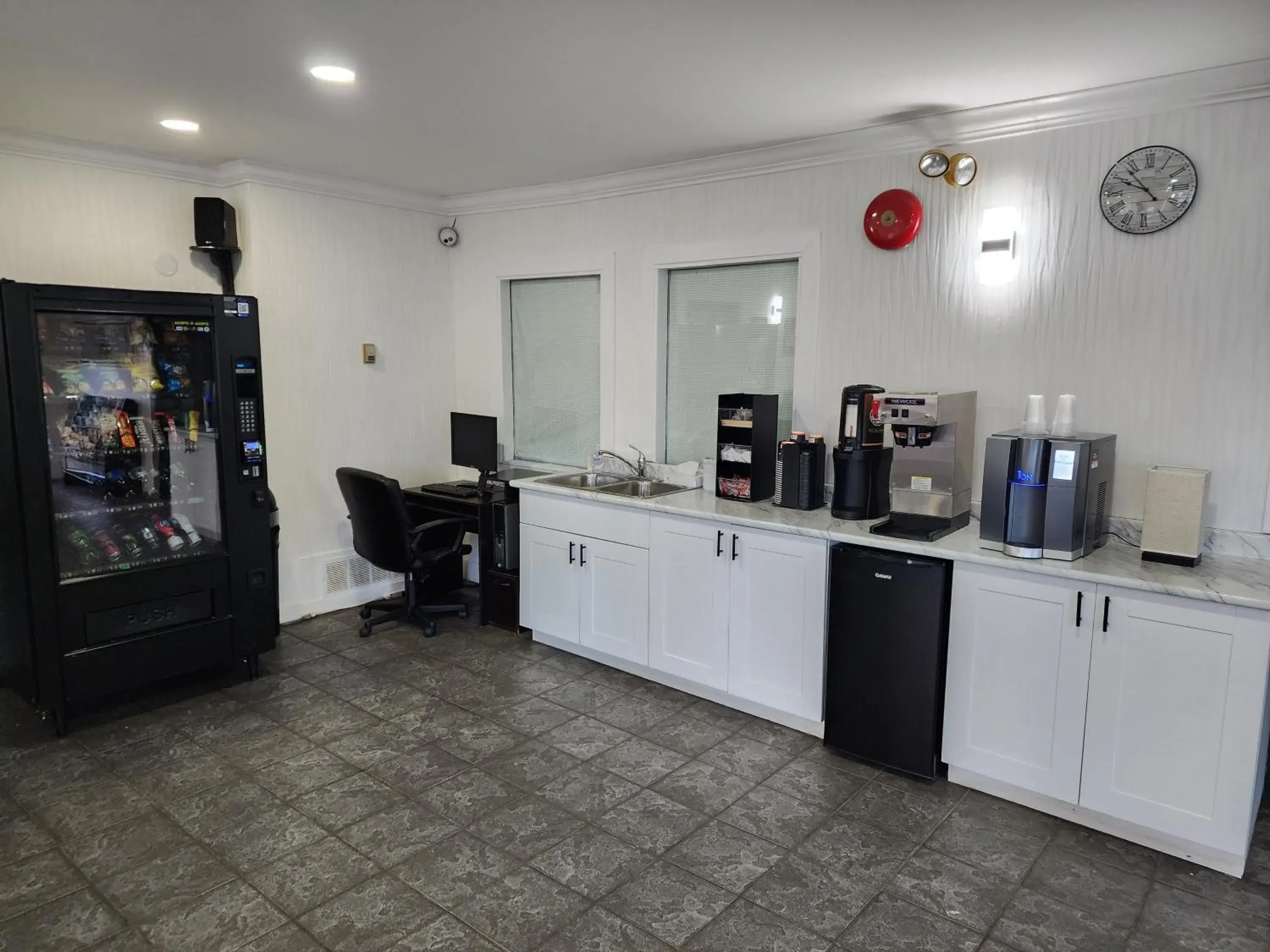 Coffee/tea facilities, Kitchen/Kitchenette in Alpine Inn Abbotsford