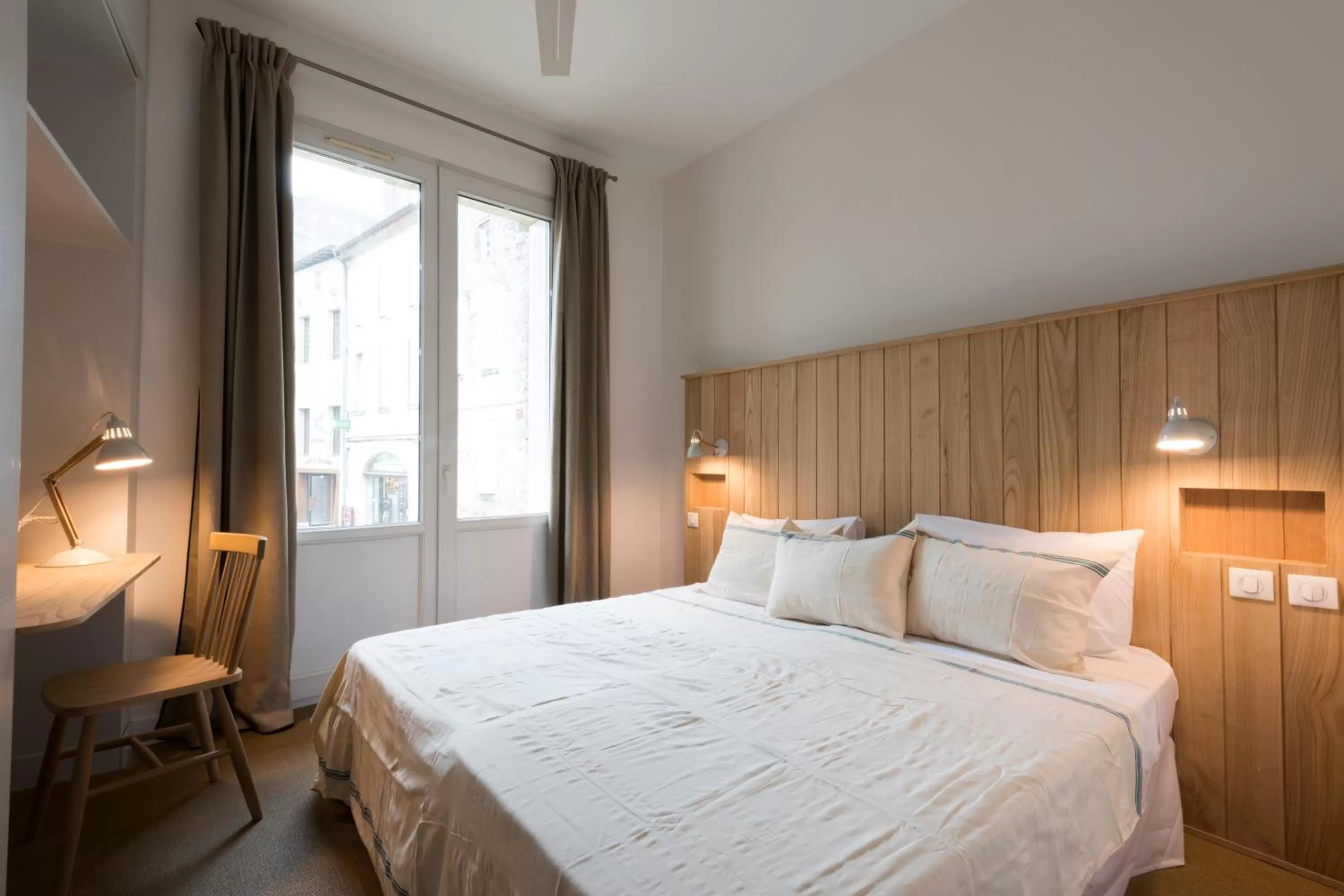 Photo of the whole room, Bed in Auberge de la Commanderie