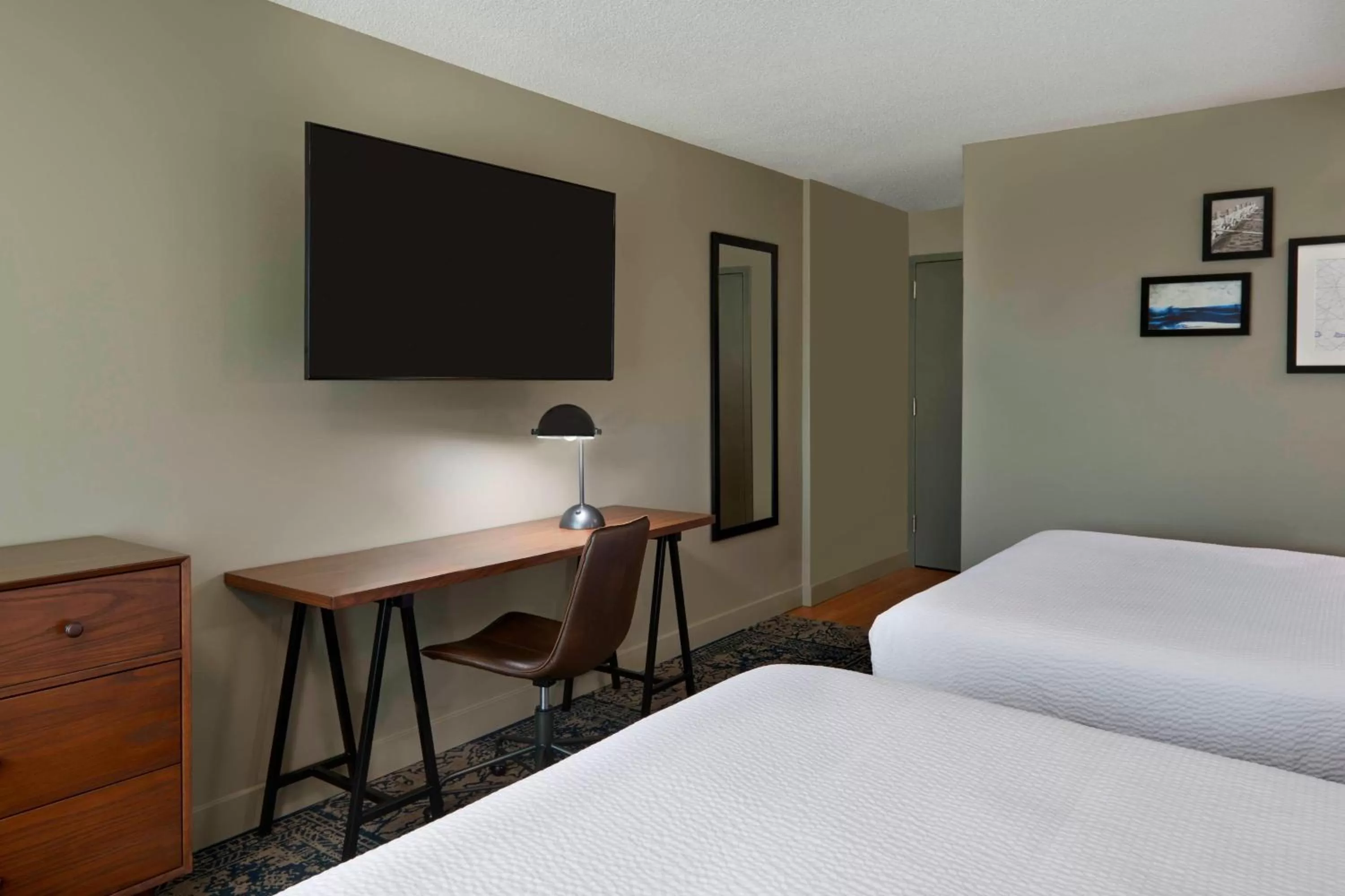 Photo of the whole room, Bed in Four Points by Sheraton Toronto Airport