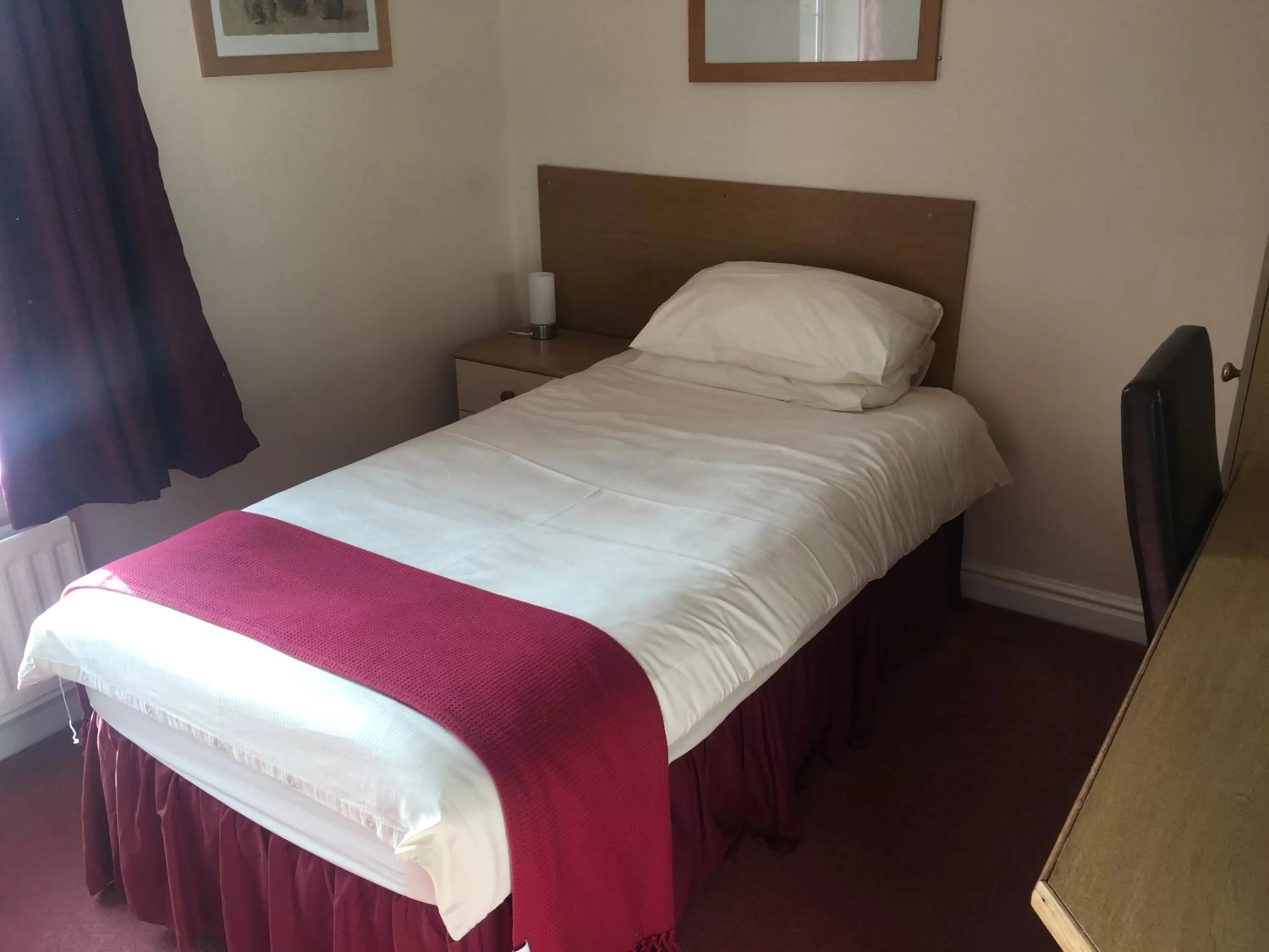 Bedroom, Bed in Holly Trees Hotel