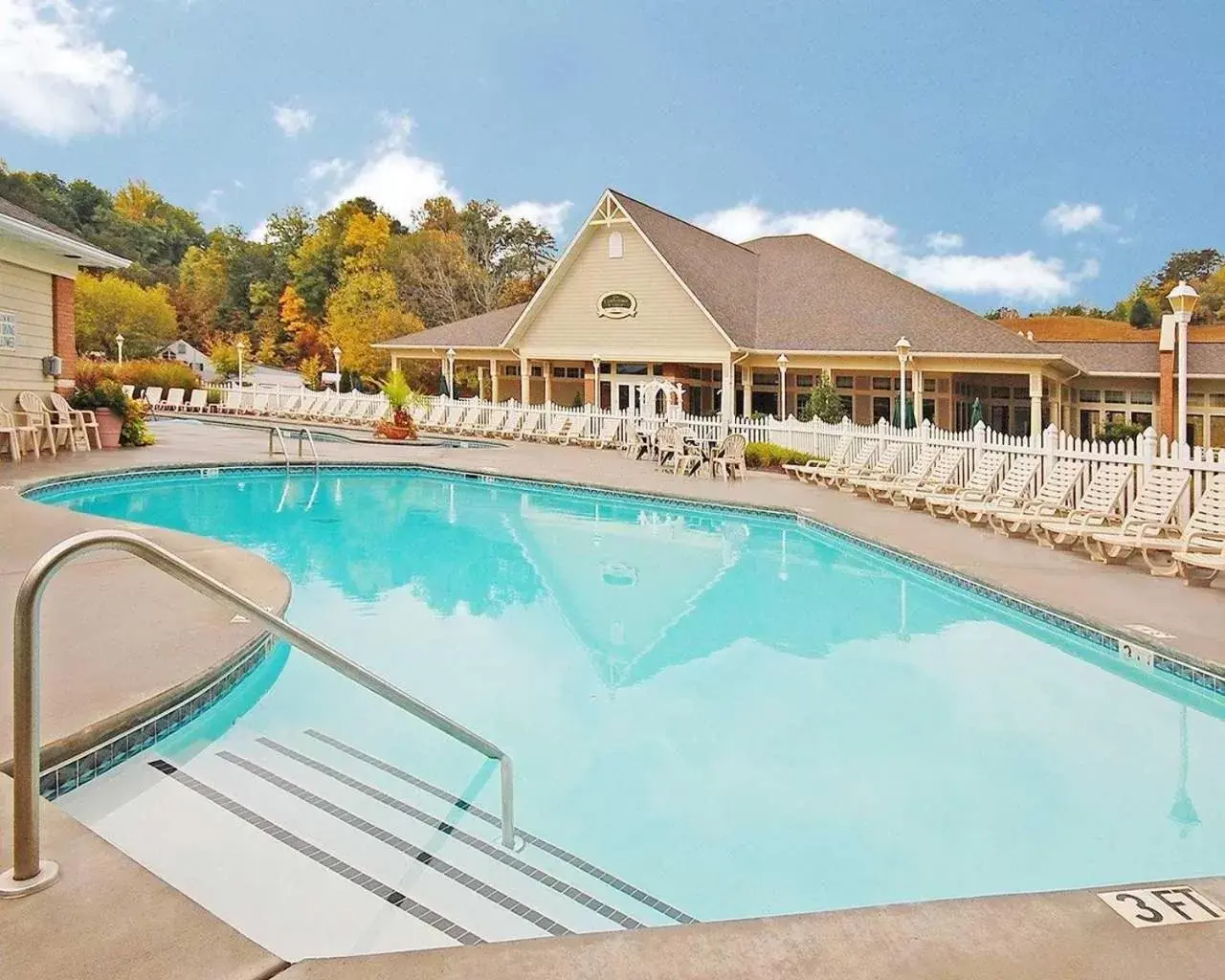 Swimming Pool in LeConte Hotel & Convention Center, Ascend Hotel Collection