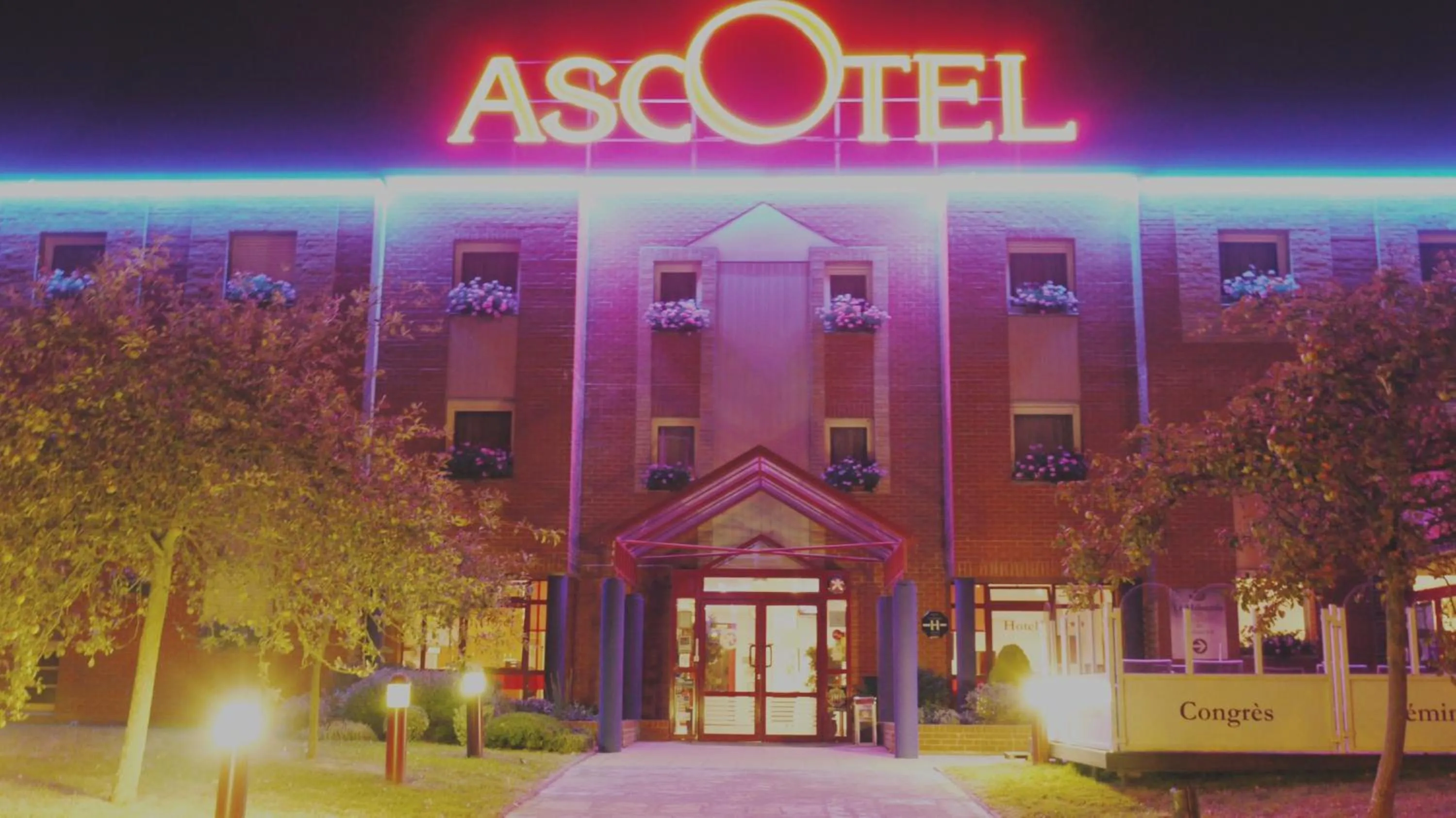 Facade/entrance in The Originals City, Hôtel Ascotel, Lille Est Grand Stade