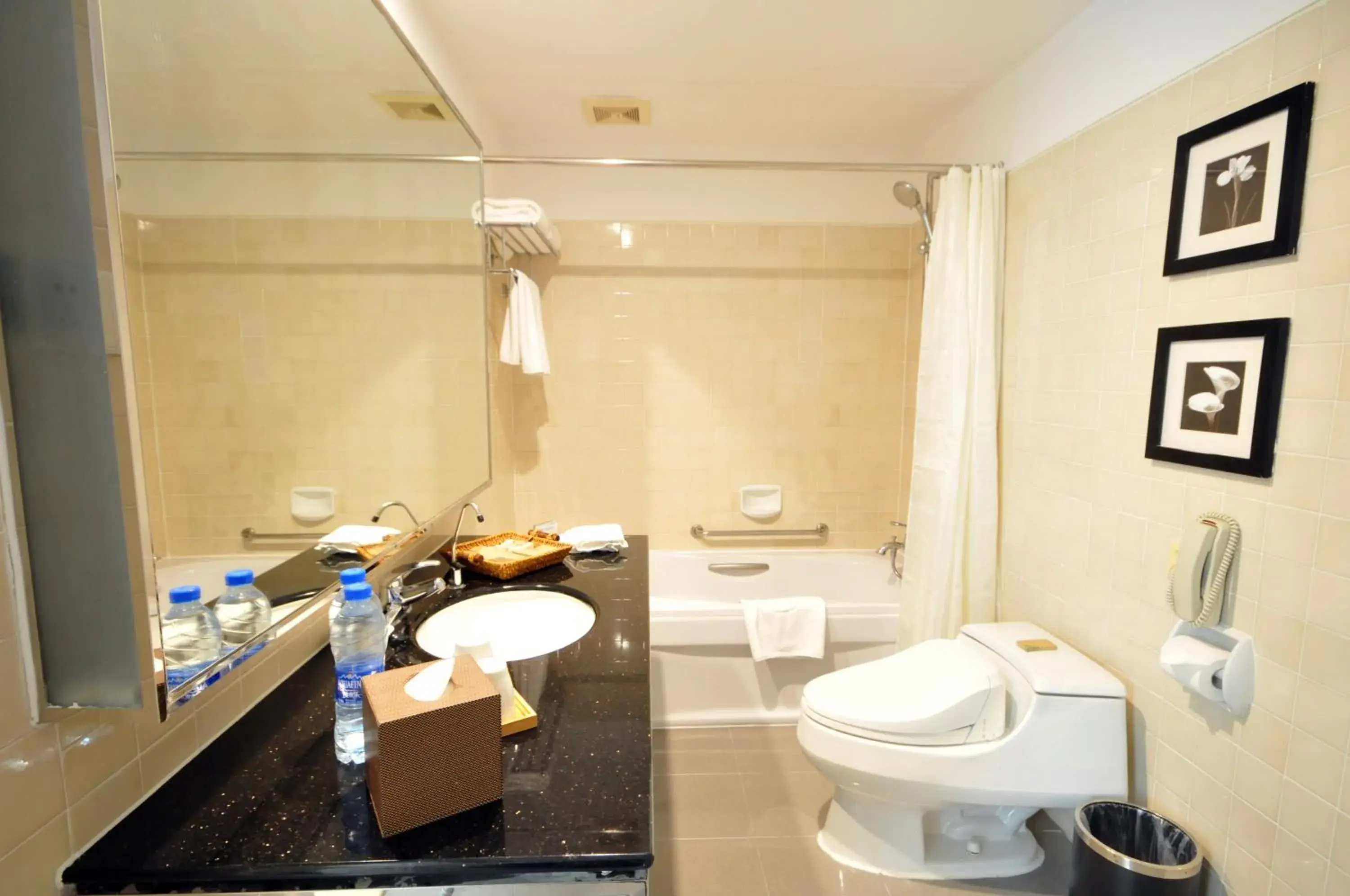 Bathroom in Gubei Garden Hotel Shanghai