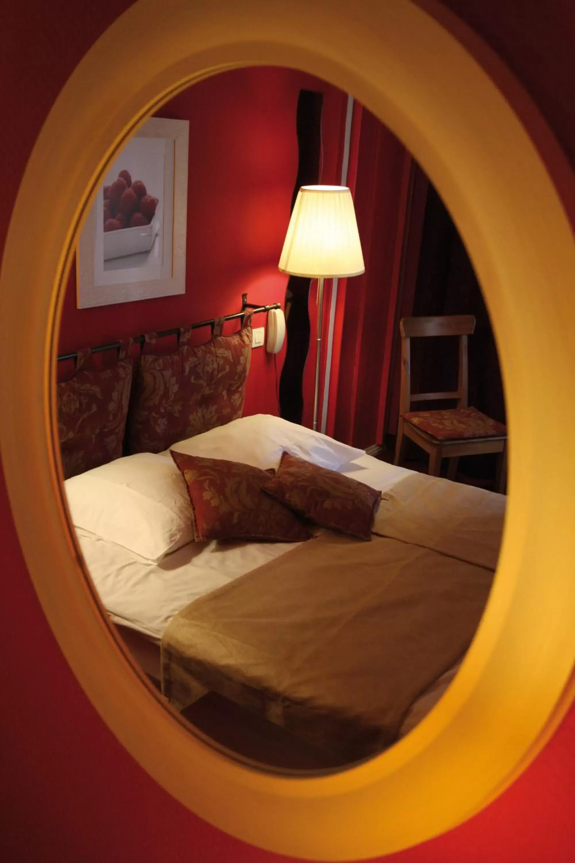 Photo of the whole room, Bed in Le Kléber Hôtel