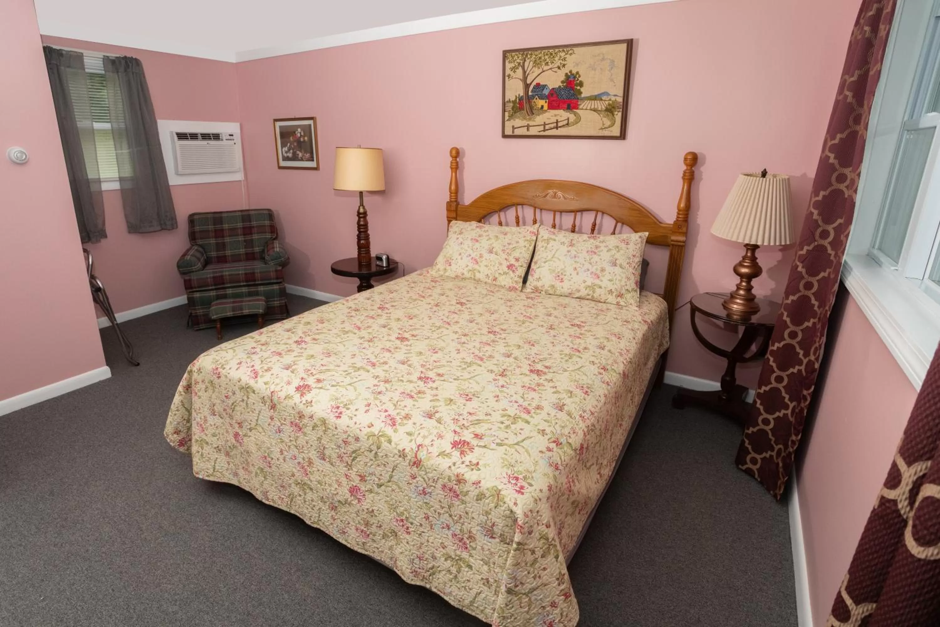 Bed in Governor's Rock Motel