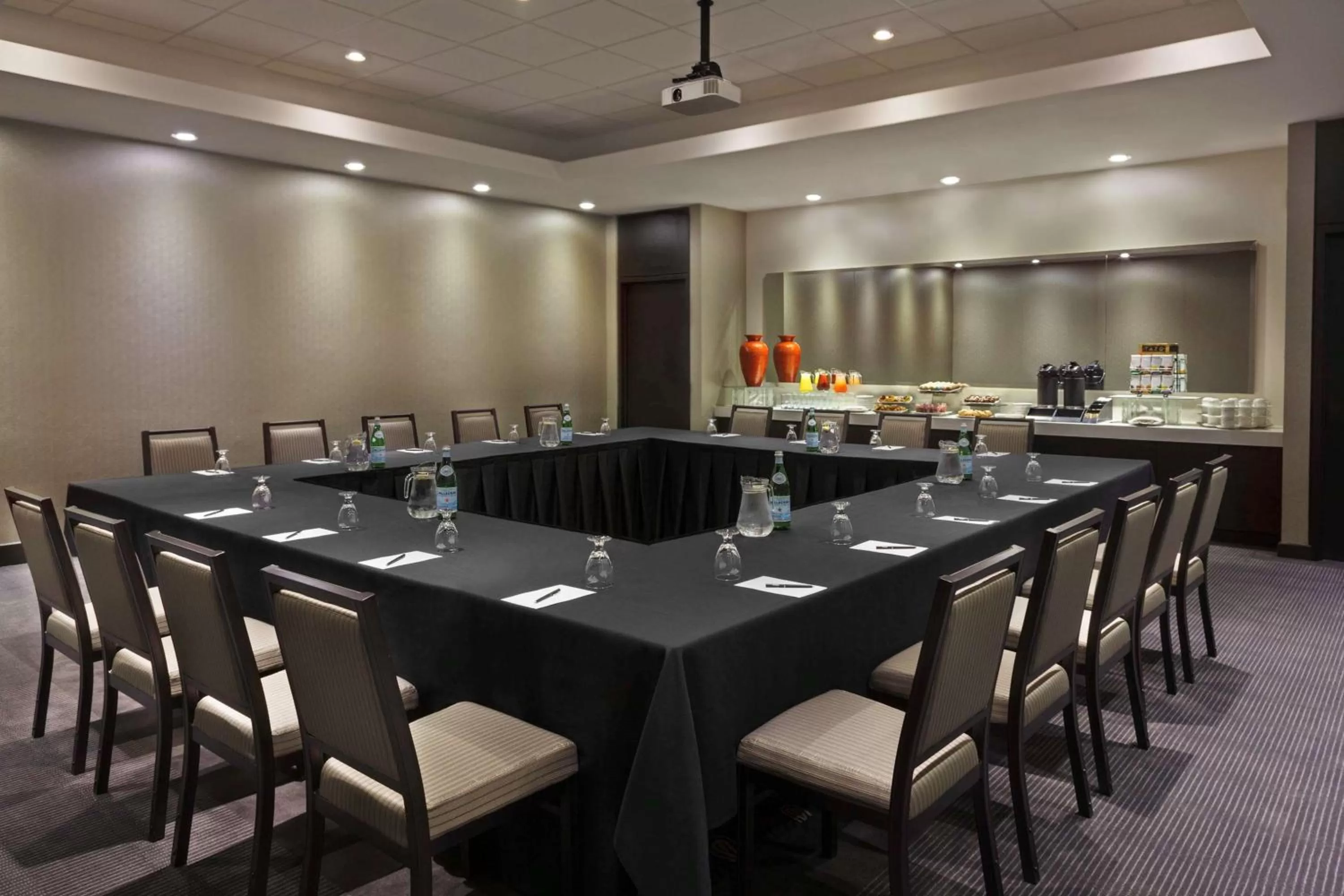 Dining area in Hilton Suites Toronto-Markham Conference Centre & Spa