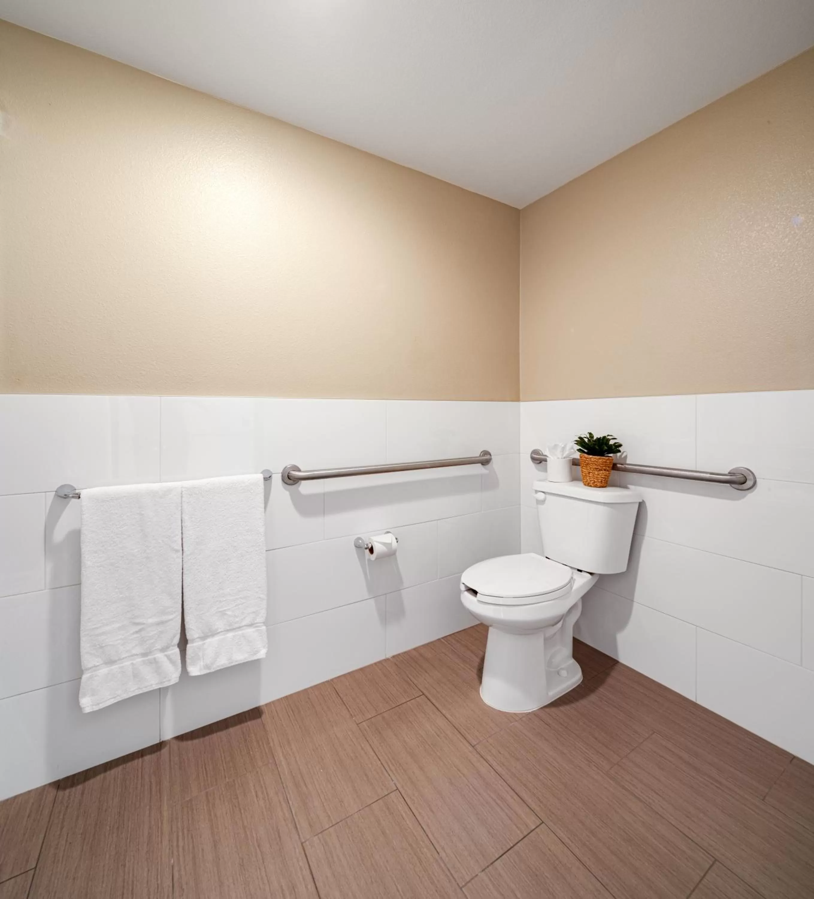 Bathroom in Ayres Hotel Corona - Riverside