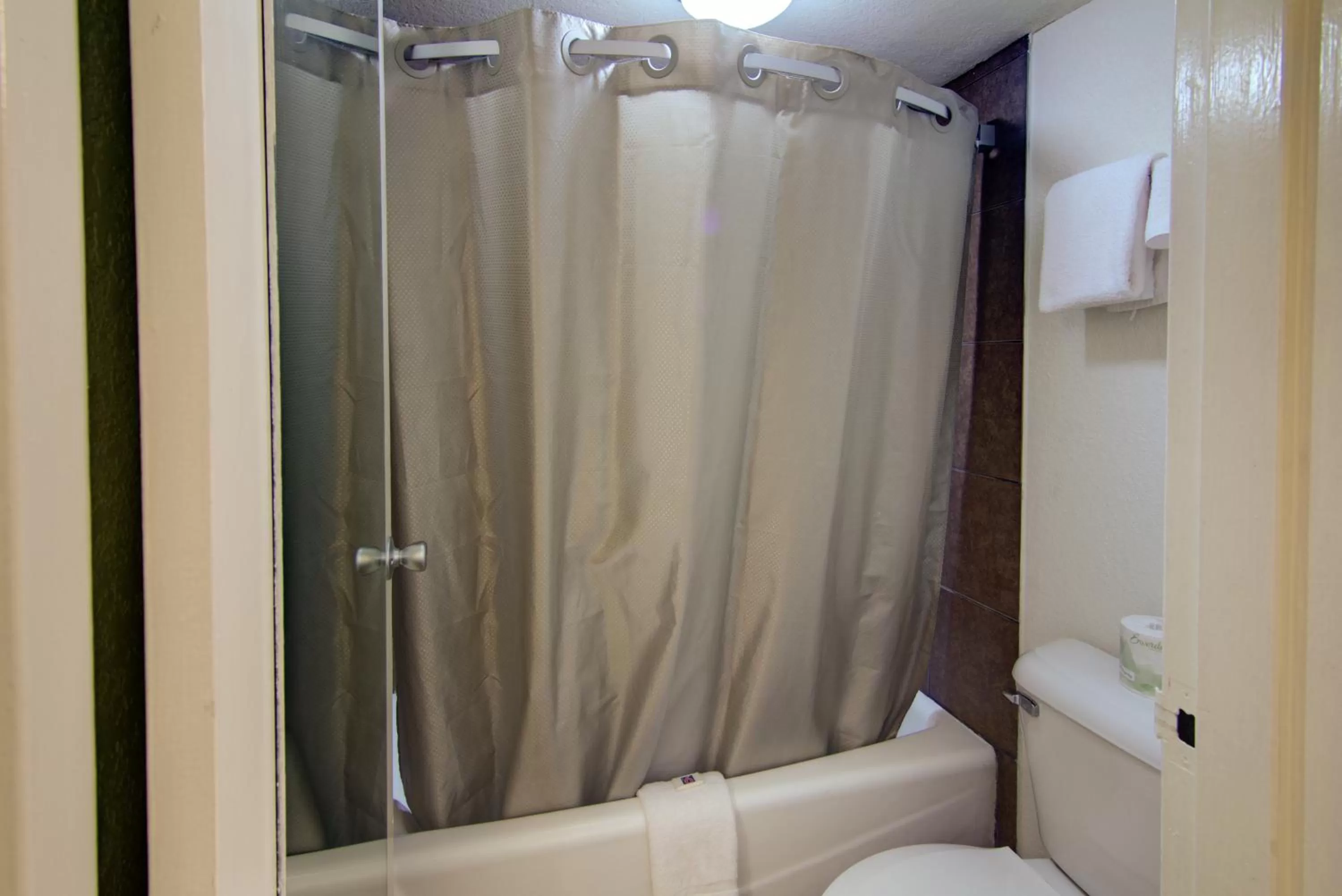 Bathroom in Motel 6-Mount Pleasant, TX