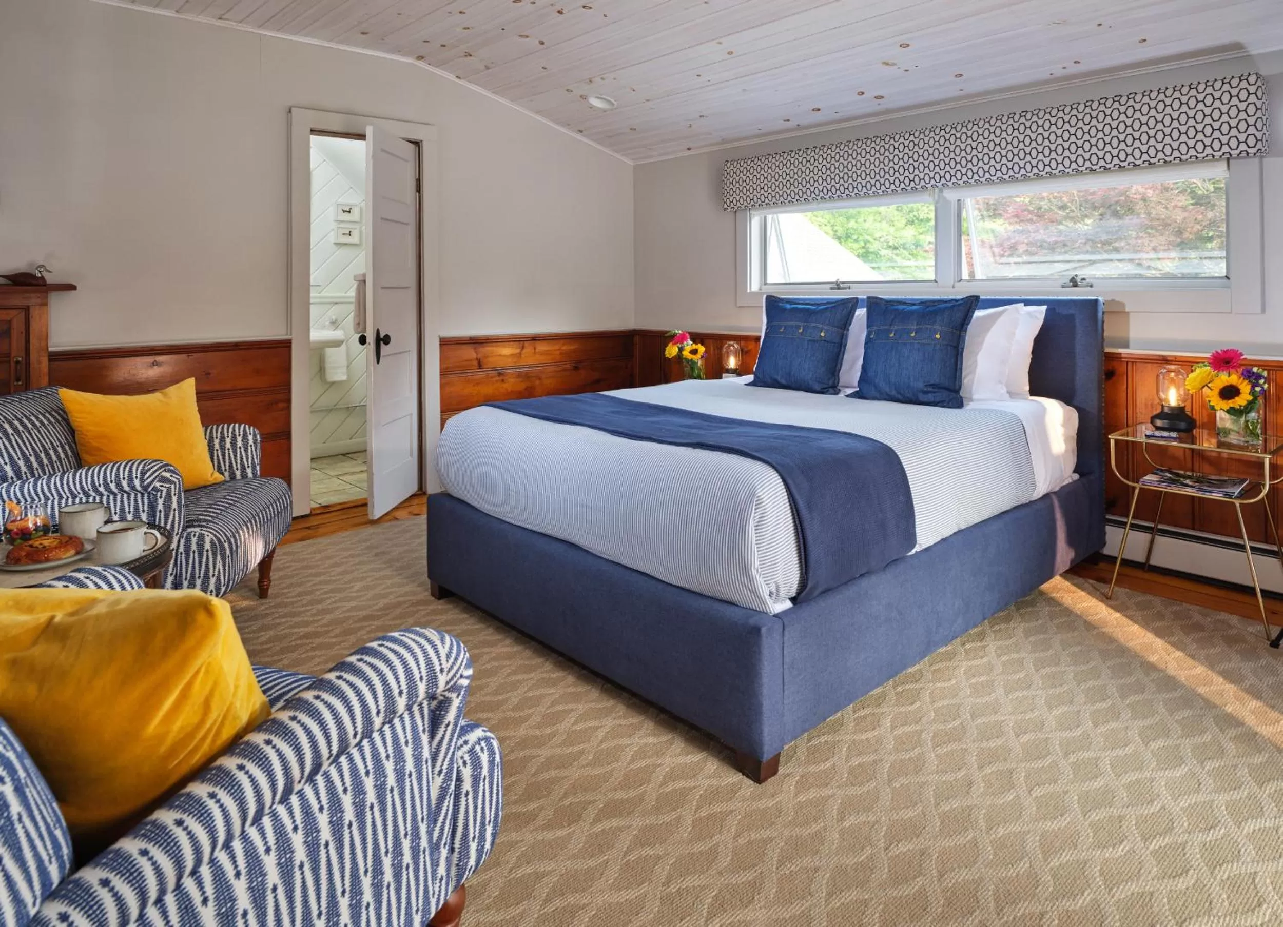Seating area, Bed in Abbey's Lantern Hill Inn