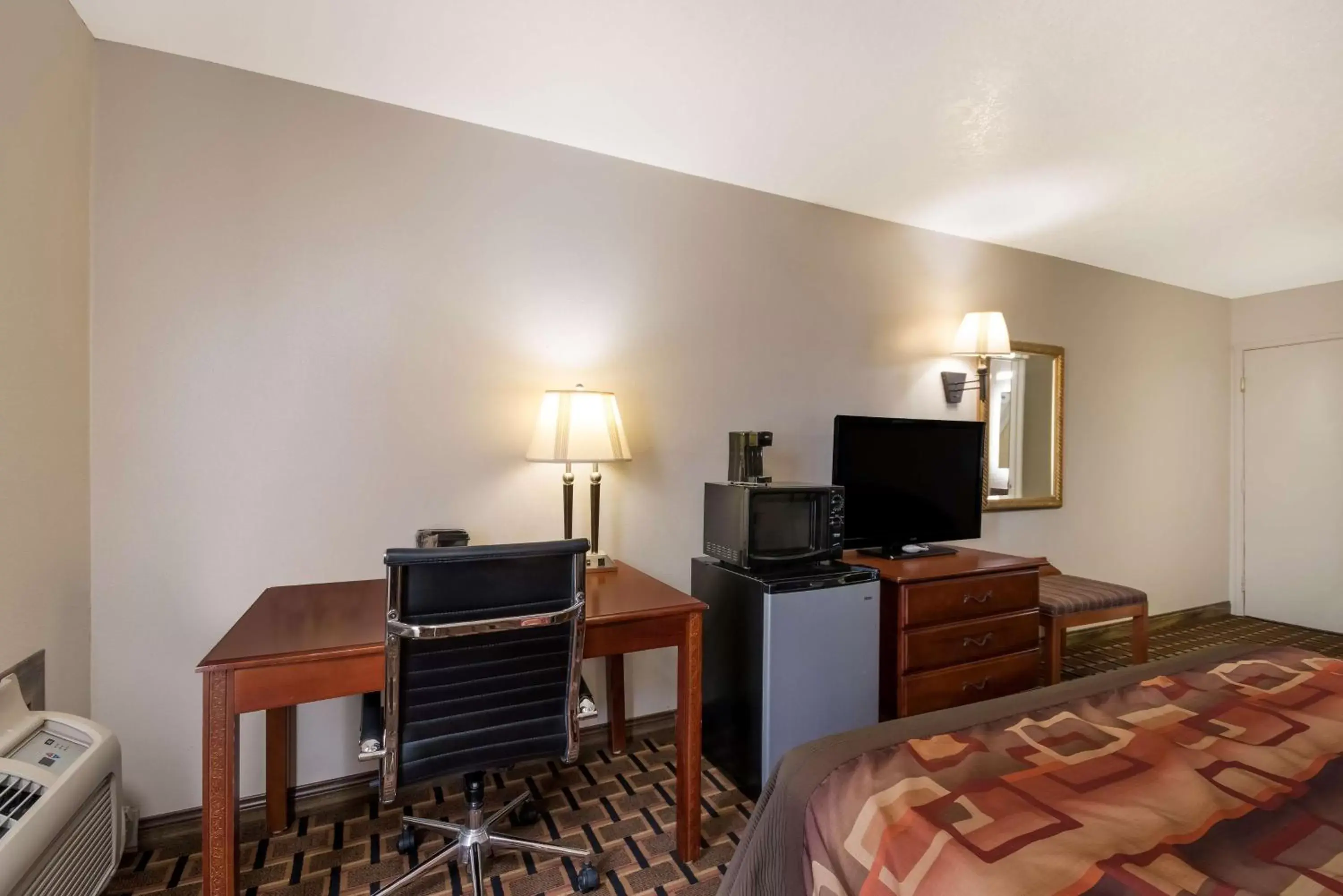 Bedroom, TV/Entertainment Center in SureStay Hotel by Best Western Duncan