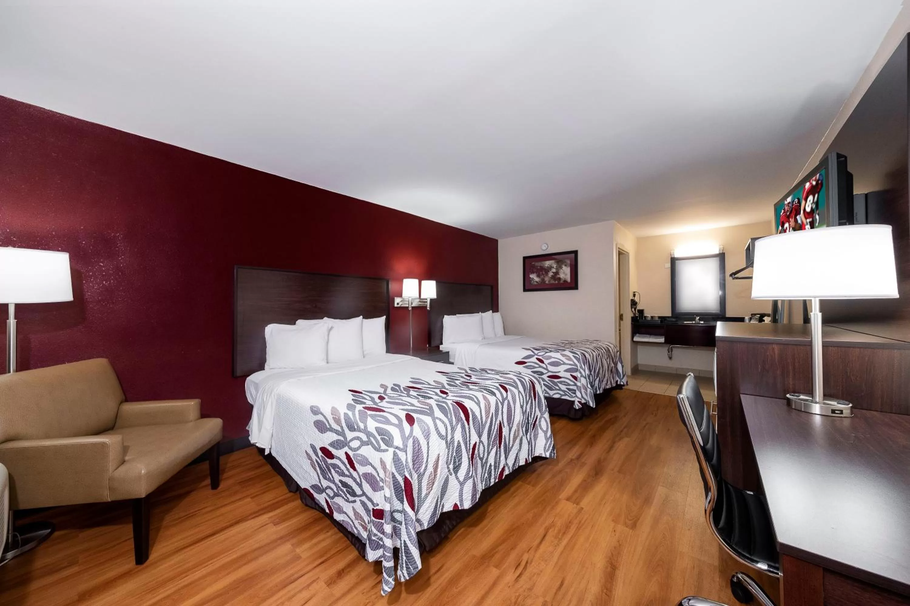 Photo of the whole room, Bed in Red Roof Inn Bordentown - McGuire AFB