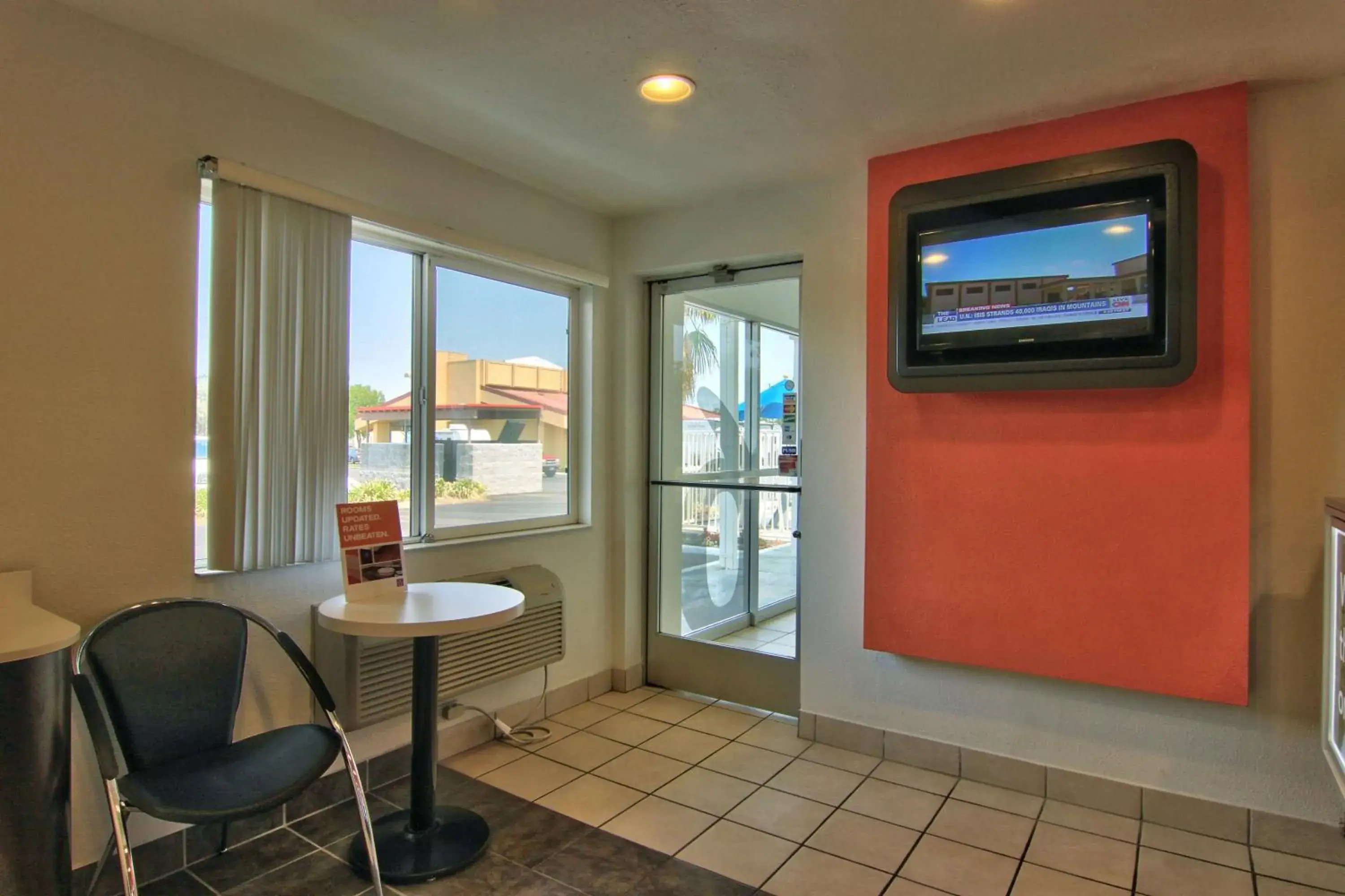 TV and multimedia, Seating Area in Motel 6-Woodland, CA Sacramento Airport