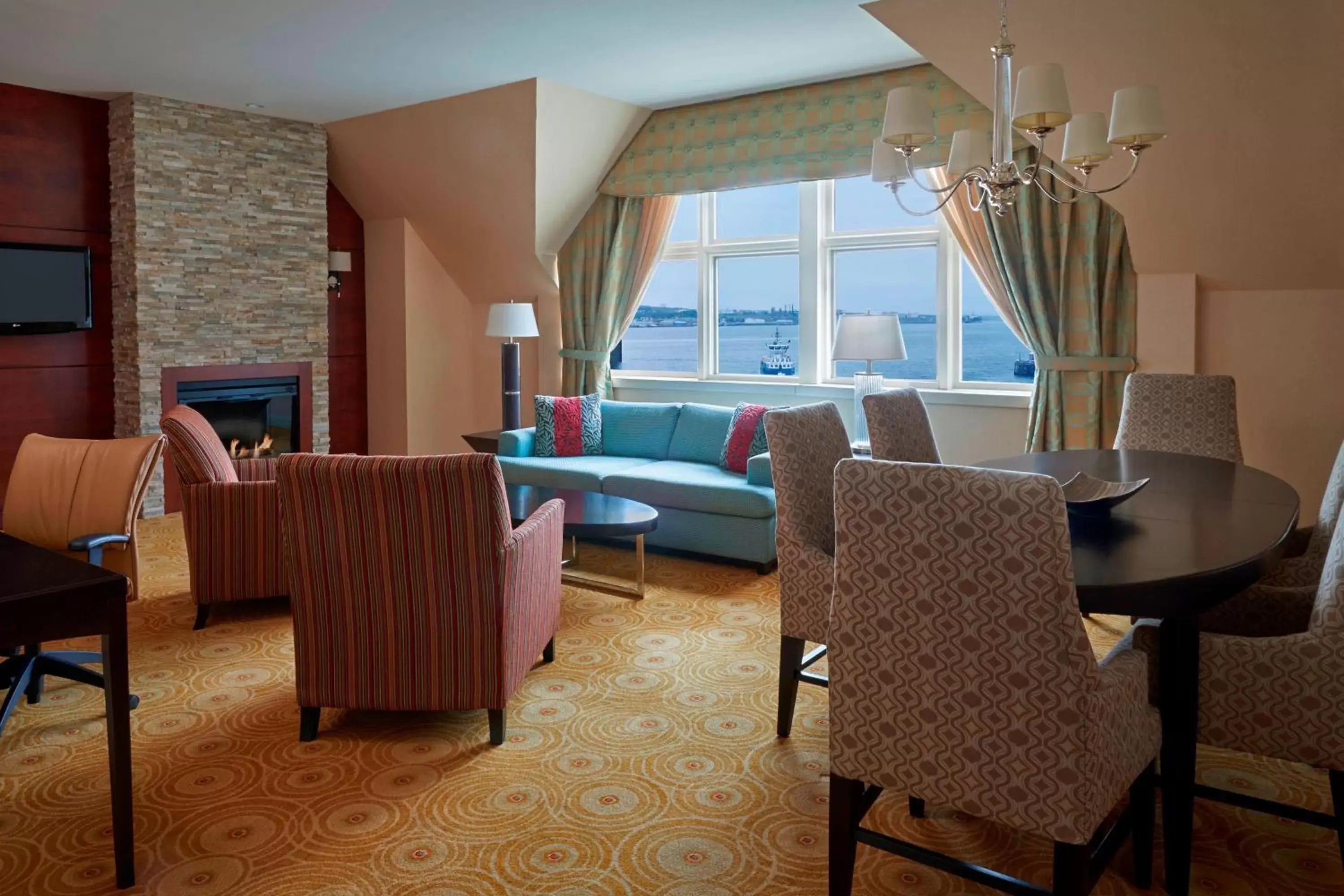 Living room, Seating Area in Halifax Marriott Harbourfront Hotel