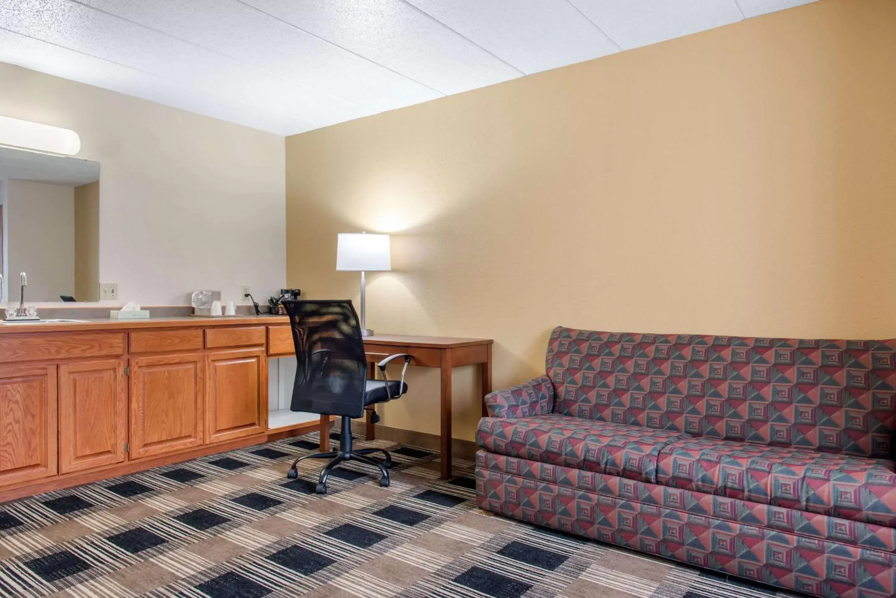 Bedroom, Seating Area in Quality Inn near Medical Center