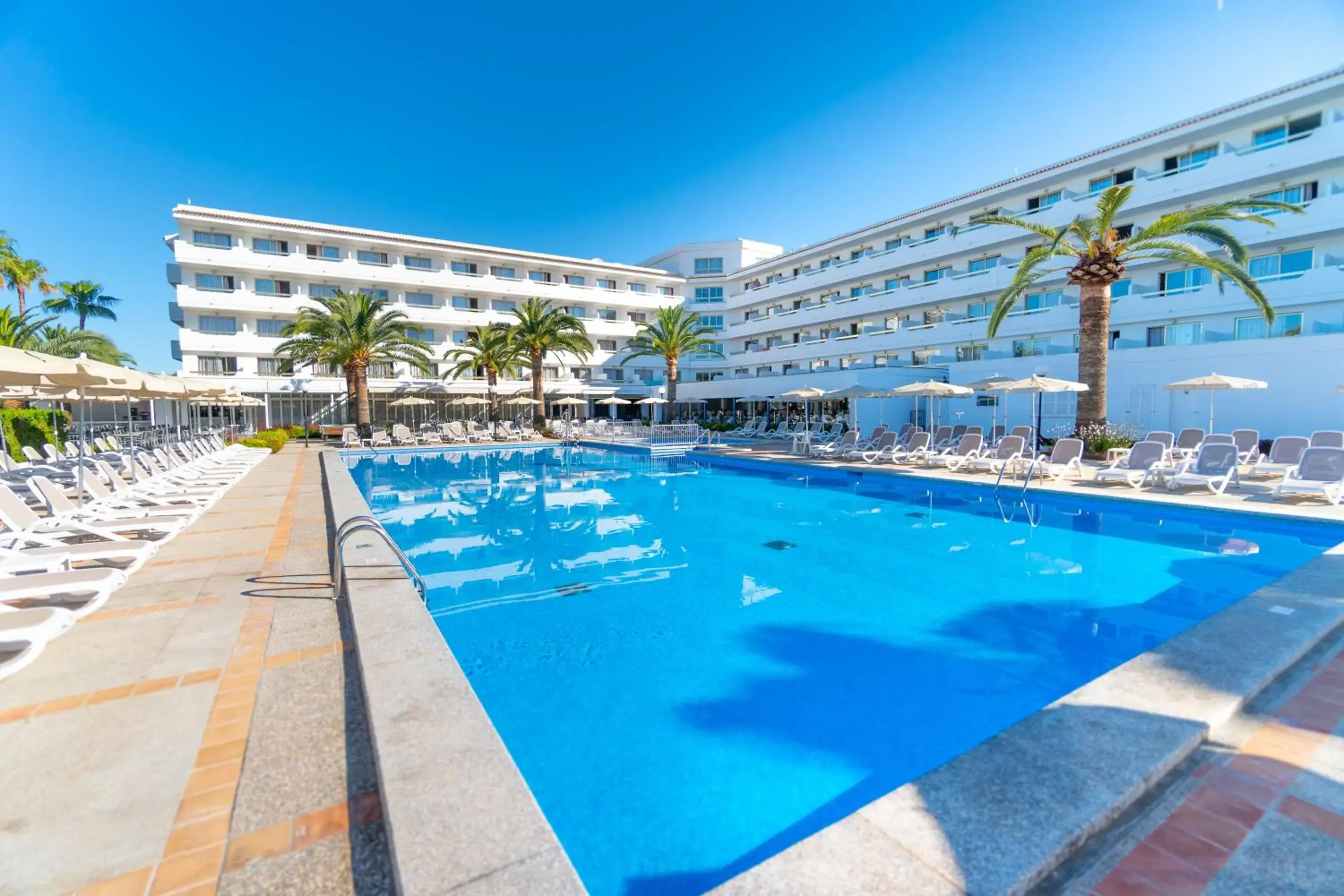 Swimming Pool in Hotel Millor Sol