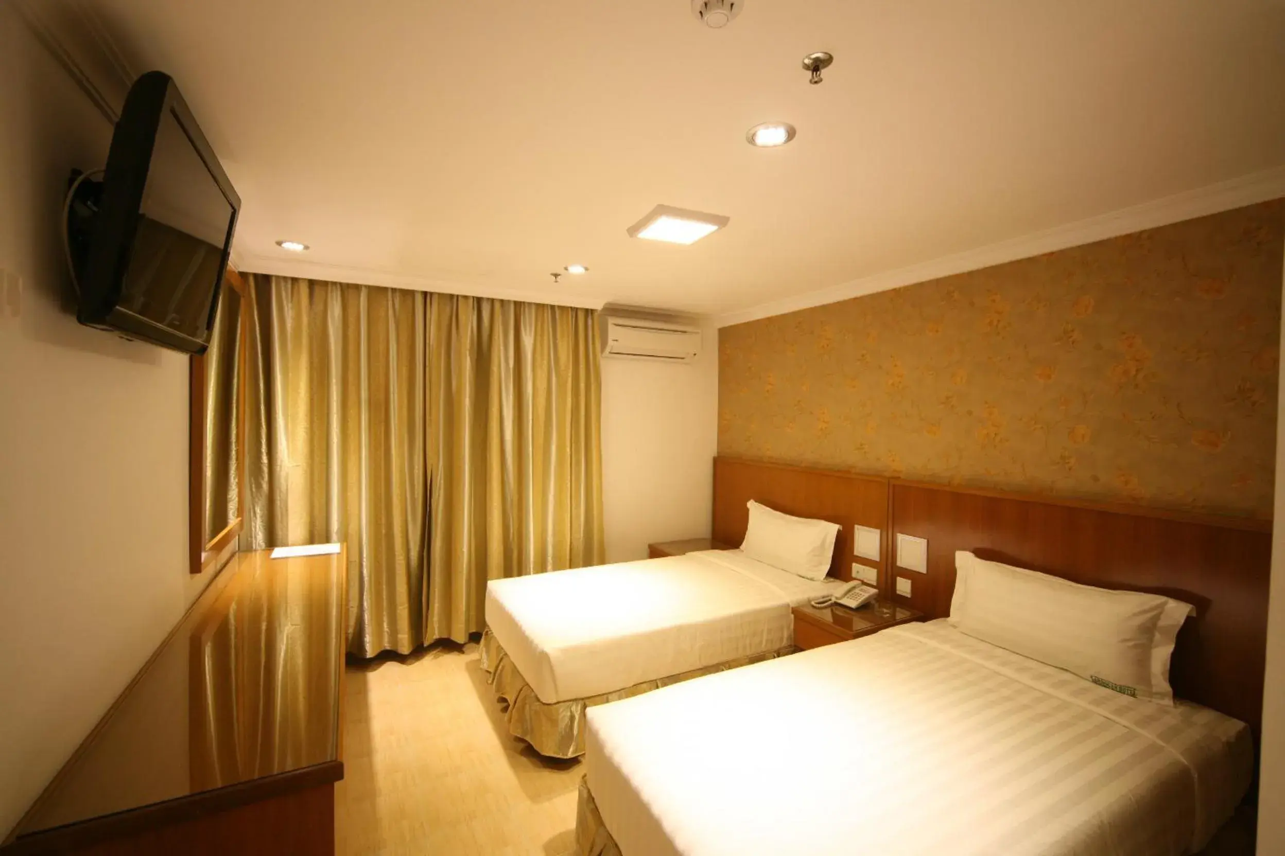 Bedroom, Bed in Cardogan Hotel Bedroom, Bed in Cardogan Hotel