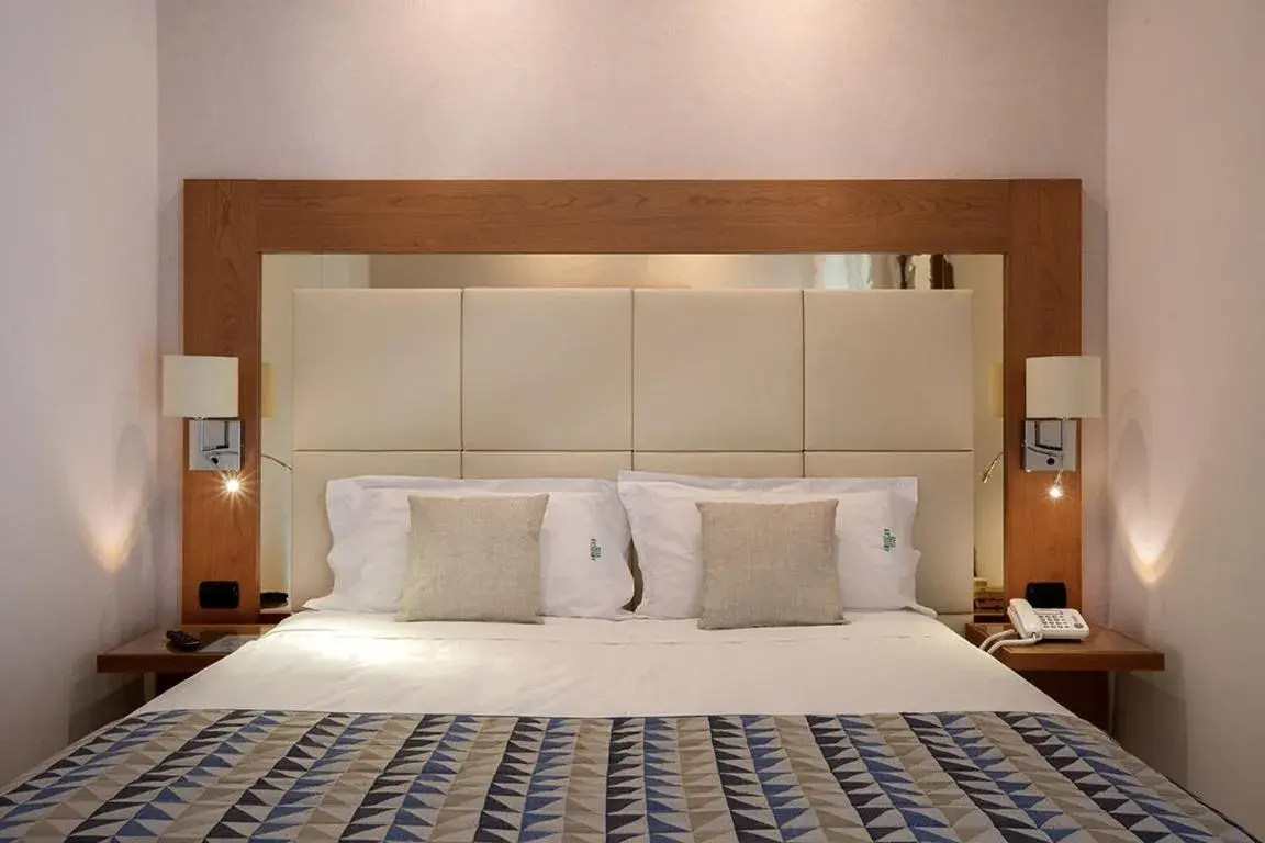 Bedroom, Bed in American Hotel