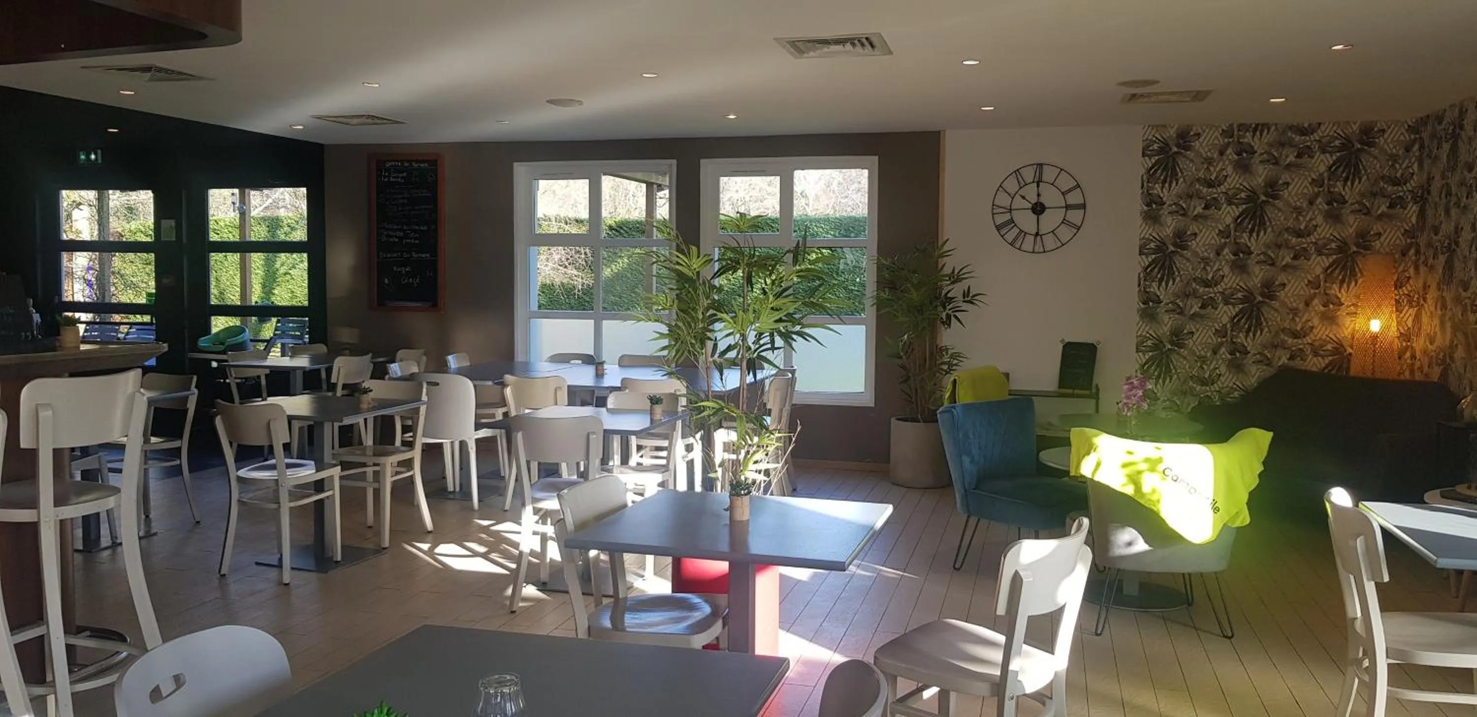 Restaurant/places to eat in Campanile Hotel Chantilly