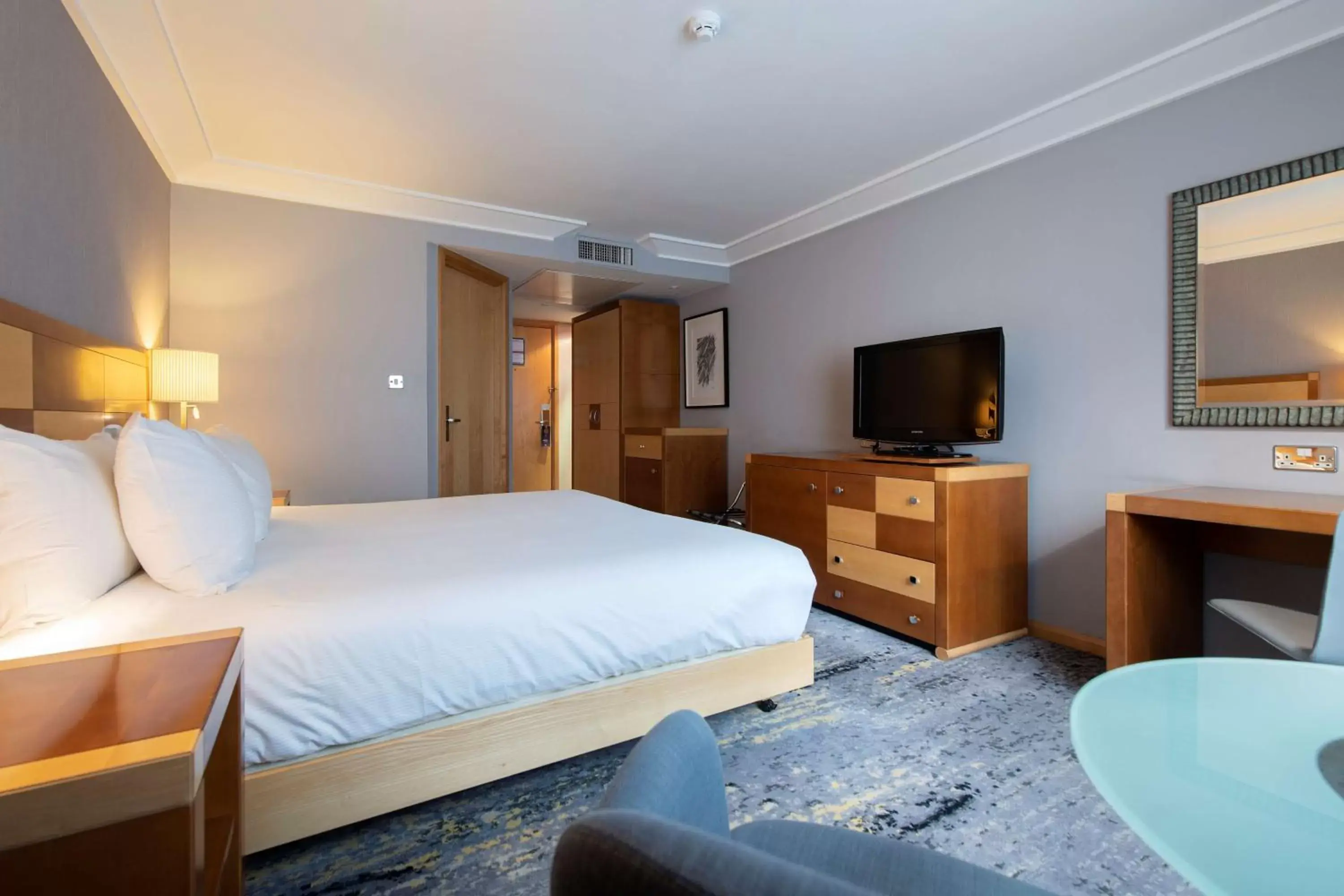 Bed, TV/Entertainment Center in DoubleTree by Hilton Swindon Hotel