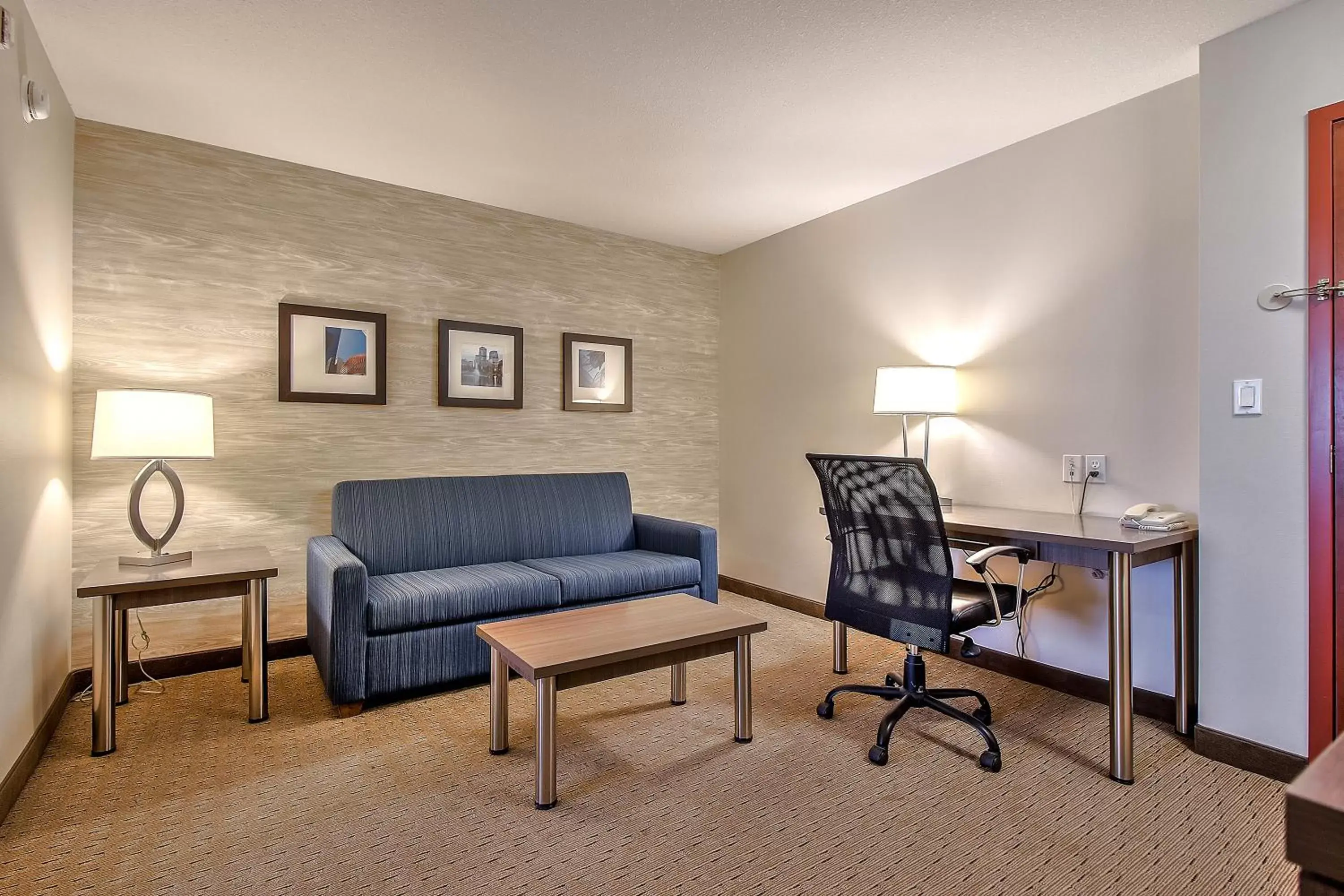 Seating Area in Comfort Inn & Suites South