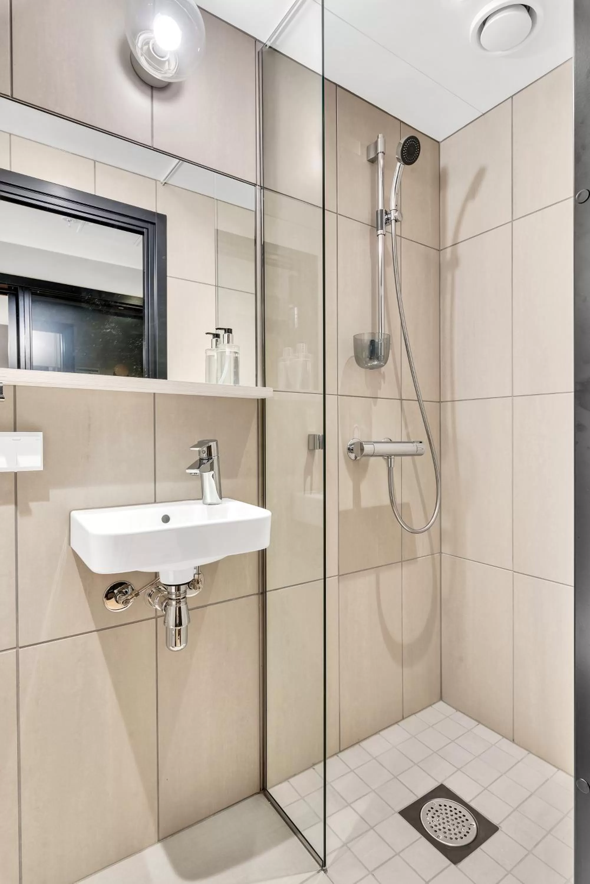 Shower in Forenom Aparthotel Oslo