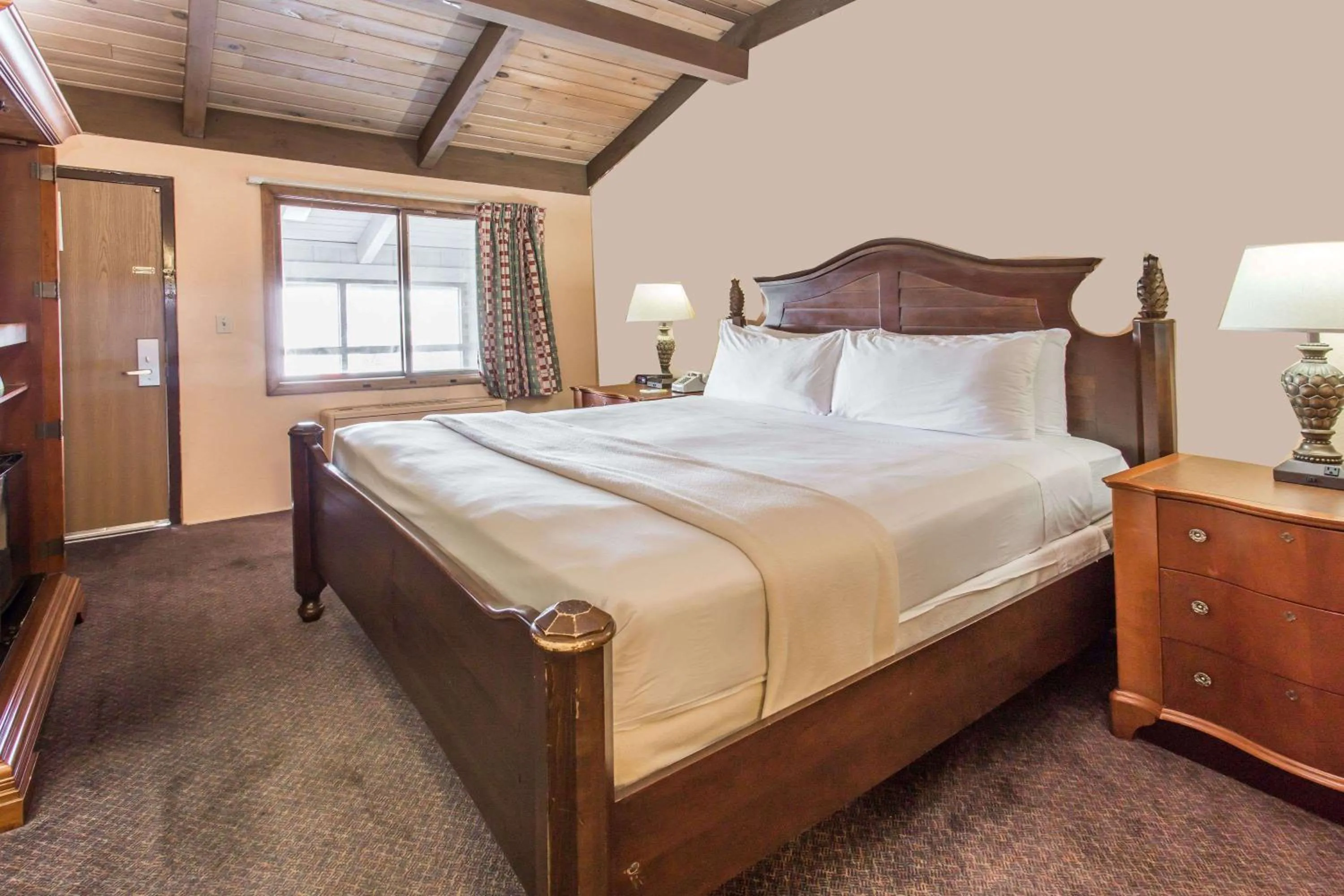 Photo of the whole room, Bed in Days Inn by Wyndham West Allis/Milwaukee