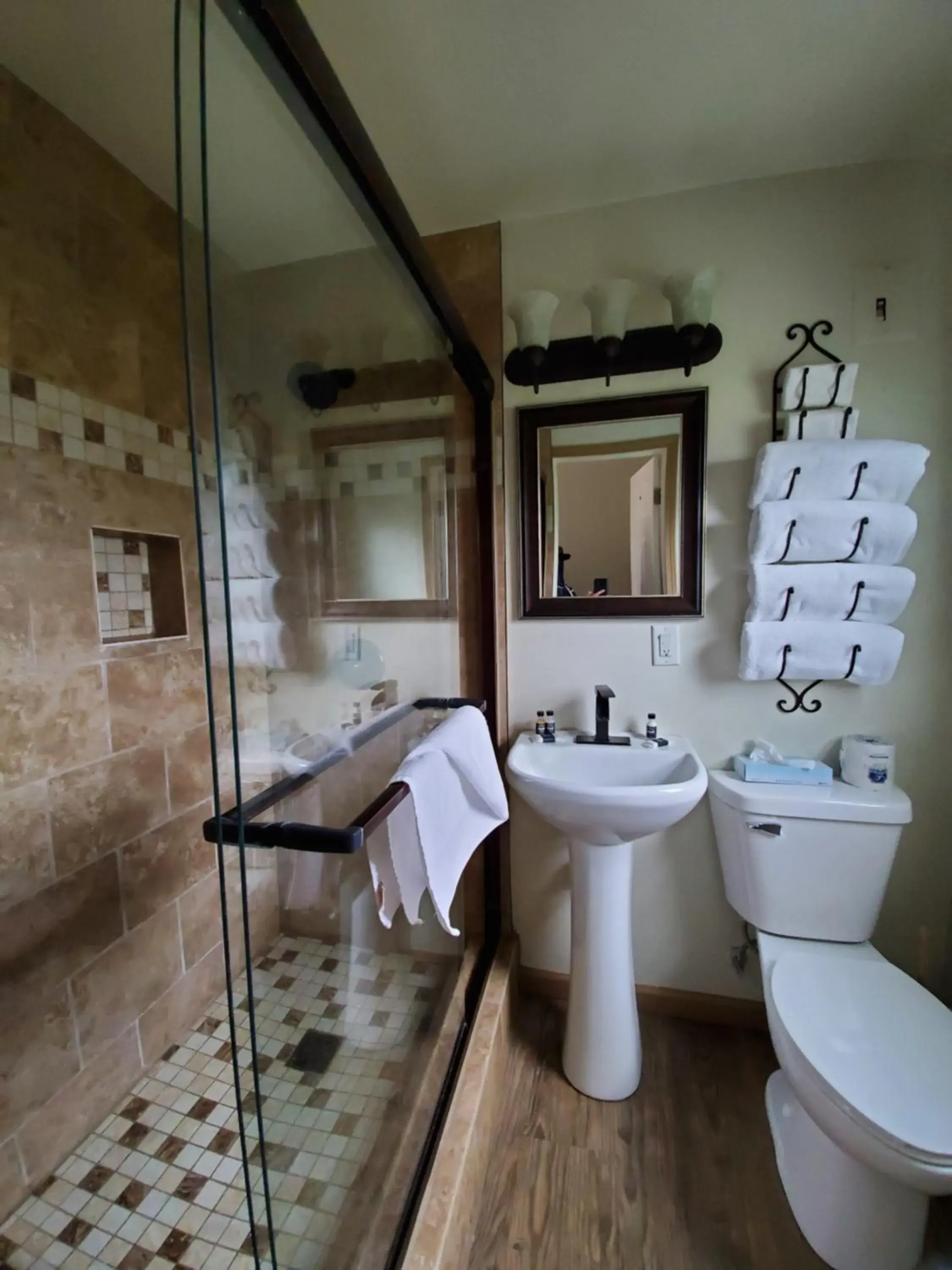 Bathroom in Sunset Lodge Escanaba