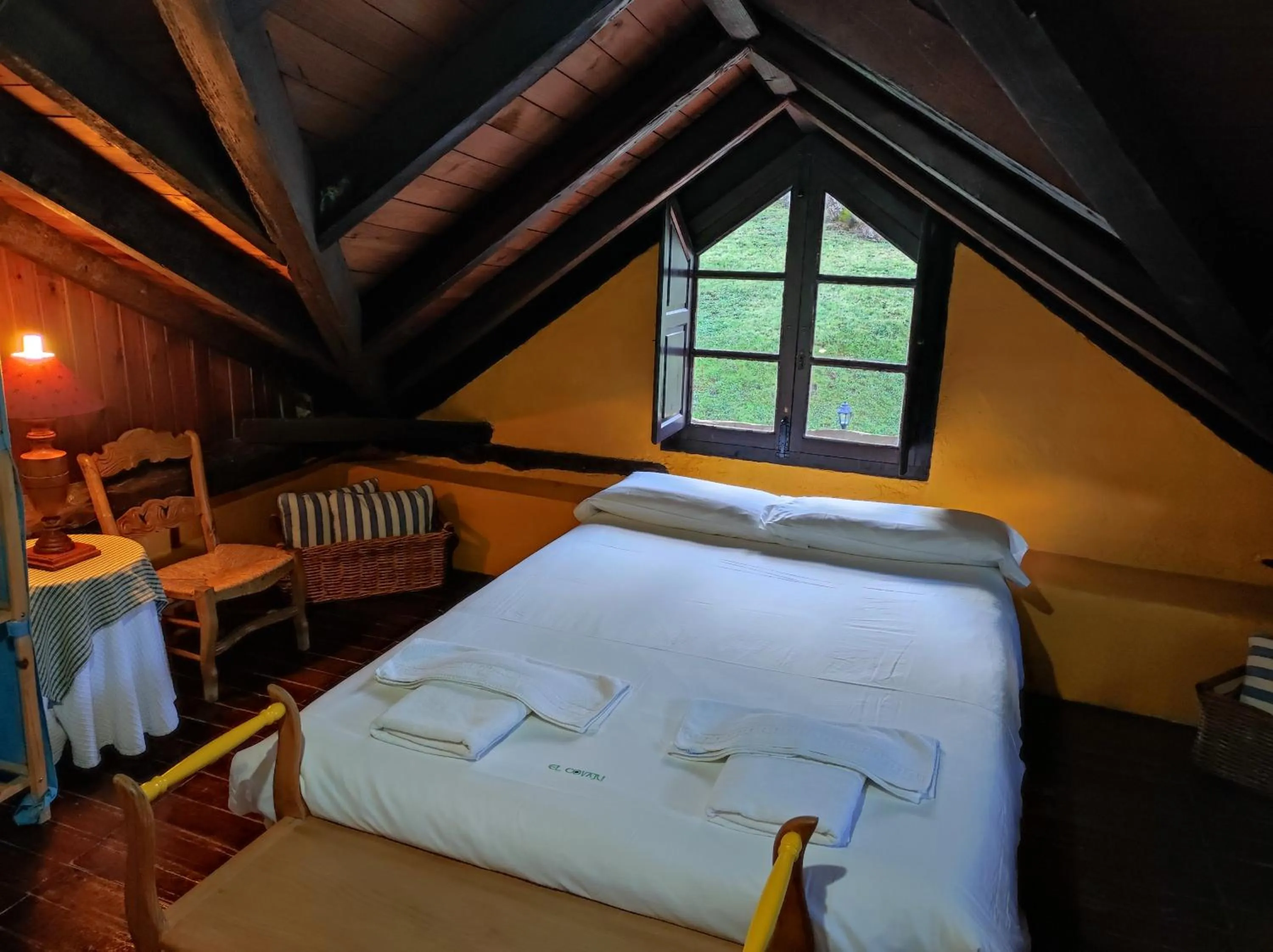 Bedroom, Bed in Viviendas Rurales El Covaju