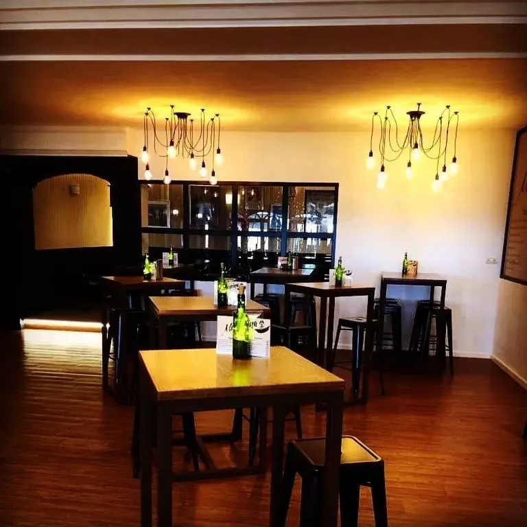 Lounge or bar, Restaurant/Places to Eat in Hospedium Hotel Juan II