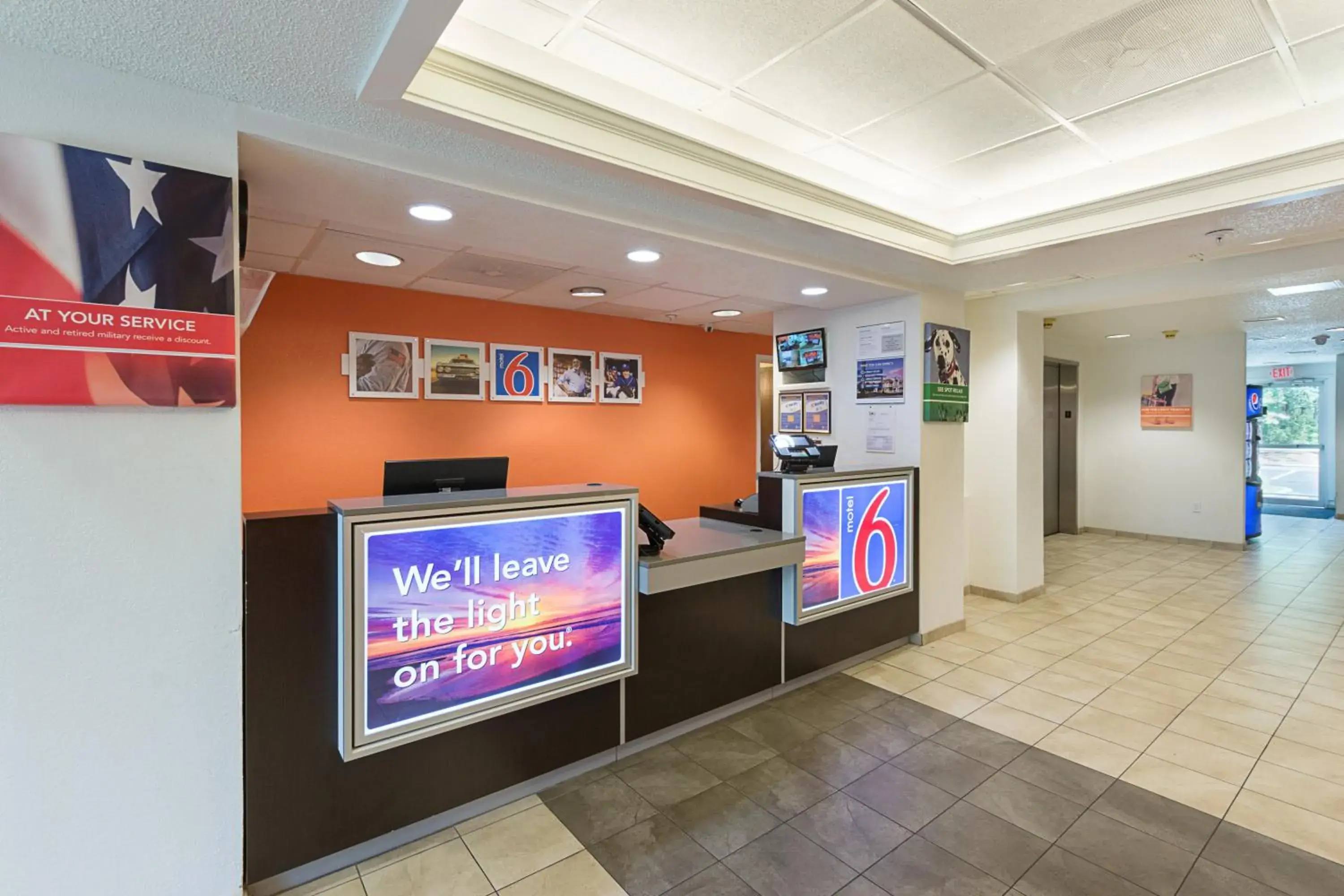 Lobby or reception, TV/Entertainment Center in Motel 6-Columbia, SC - Fort Jackson Area