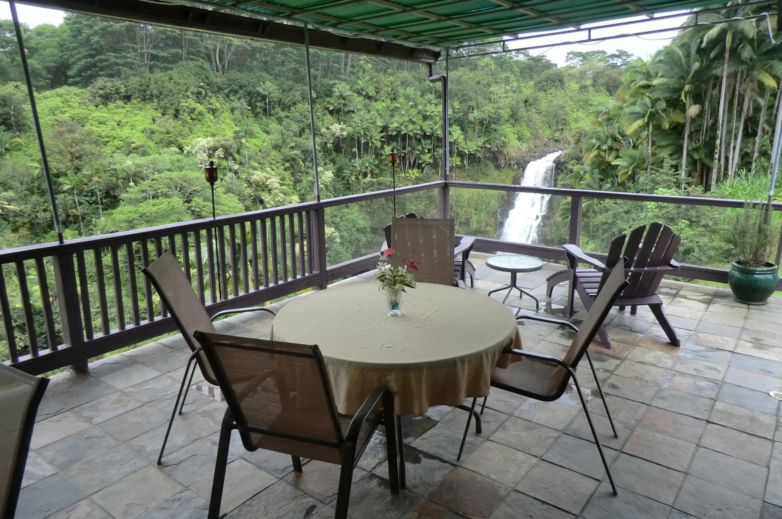 Restaurant/places to eat, Balcony/Terrace in The Inn at Kulaniapia Falls