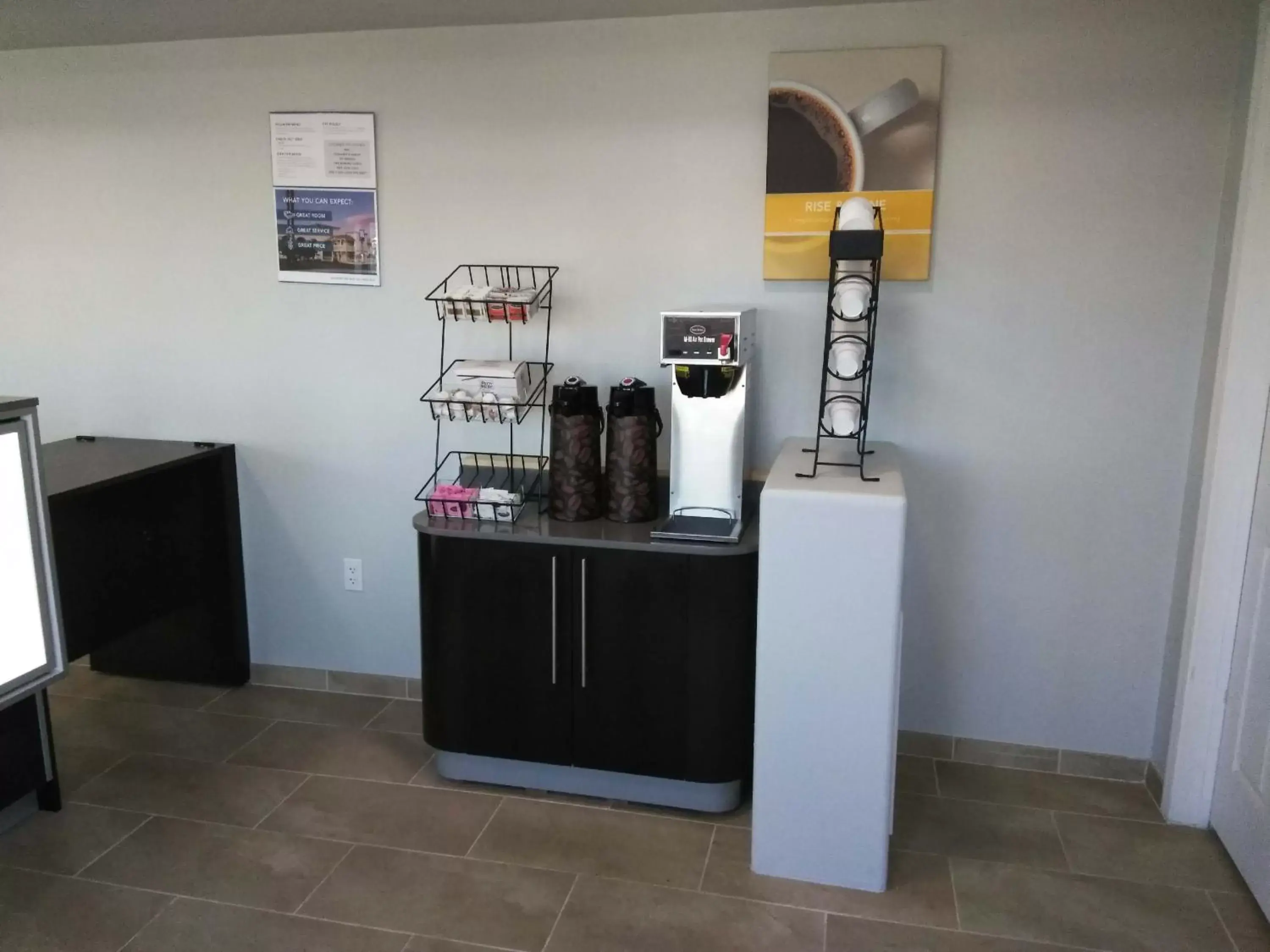 Coffee/tea facilities, Kitchen/Kitchenette in Motel 6-Show Low, AZ