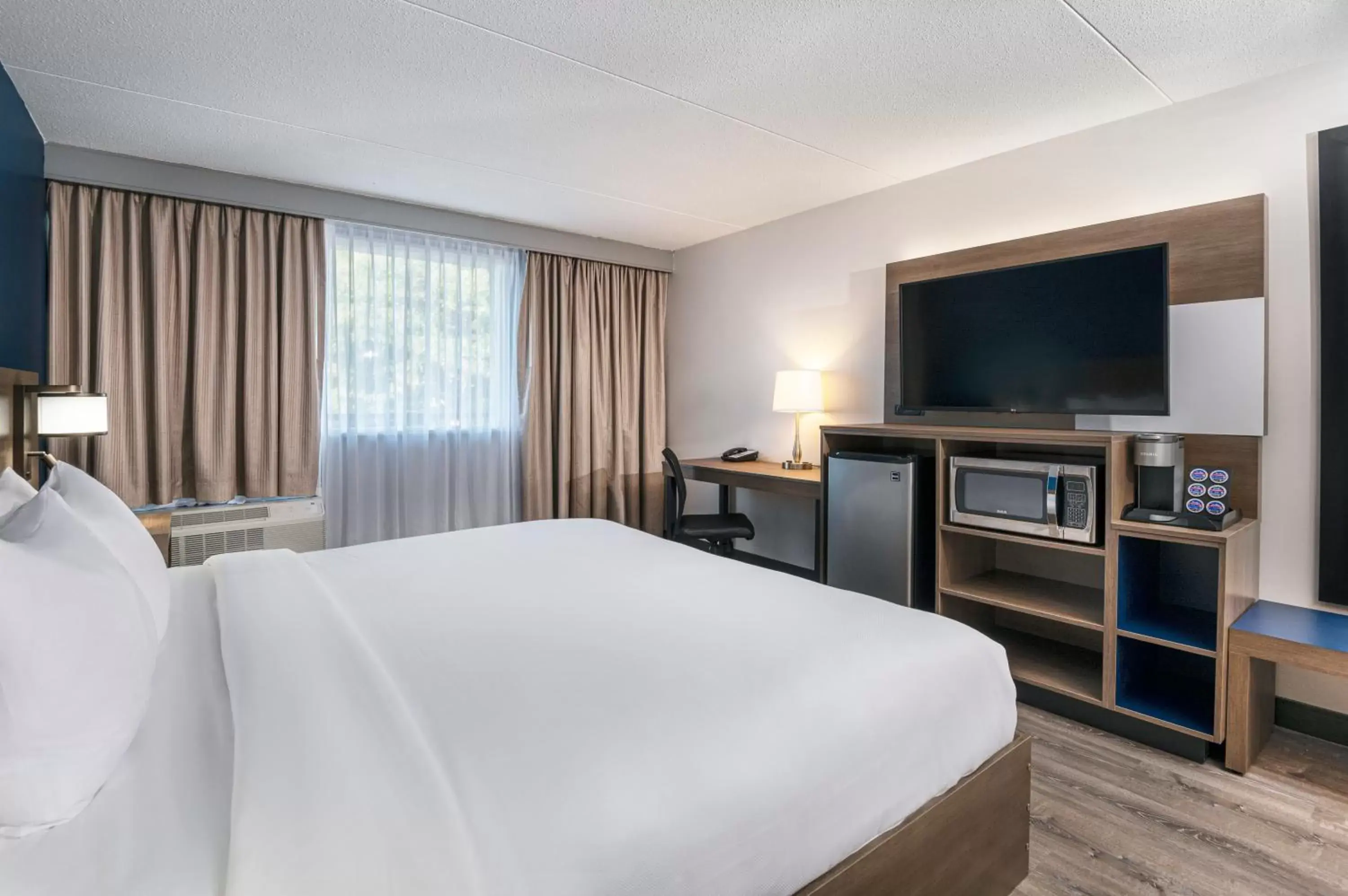 TV and multimedia, Bed in Comfort Suites Kingston Central