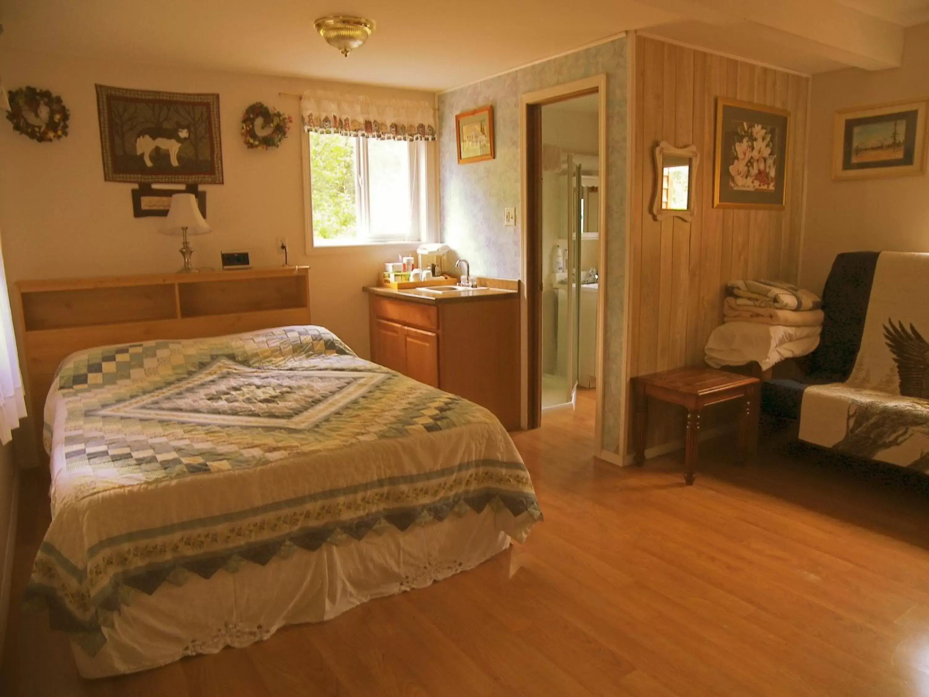 Bathroom, Bed in Grace and Bill's Freedom Hills B&B