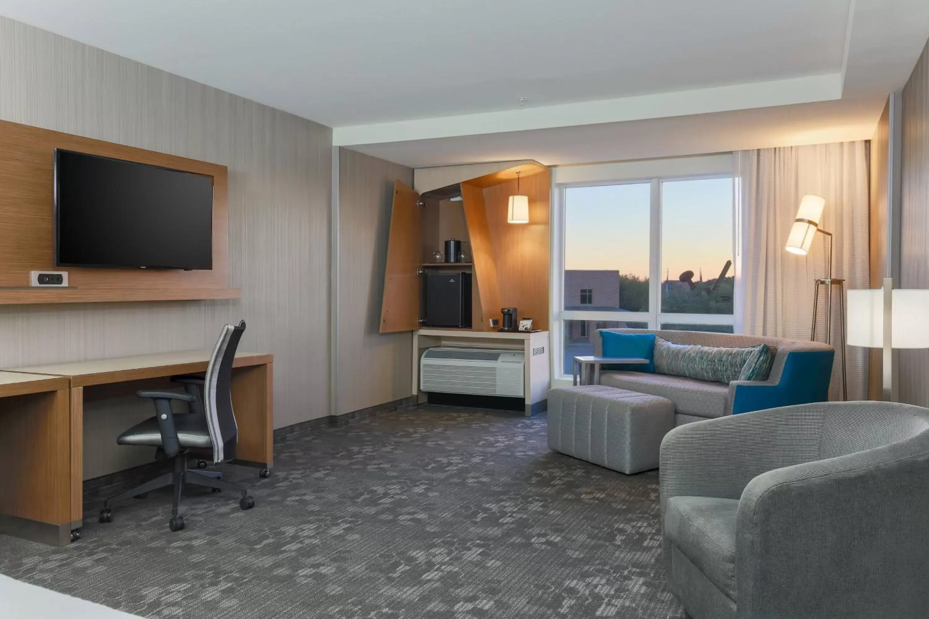 Living room, TV/Entertainment Center in Courtyard by Marriott Dallas Midlothian at Midlothian Conference Center