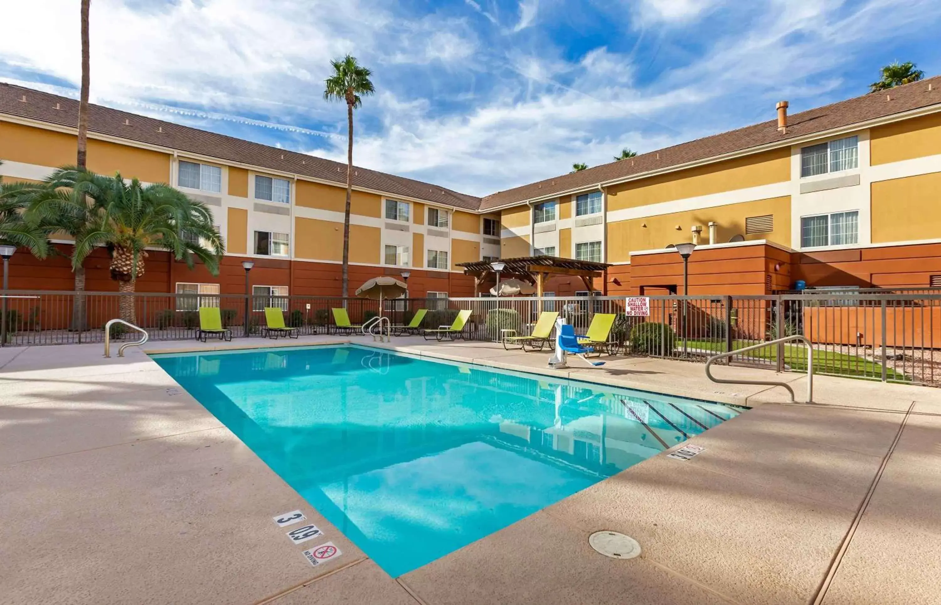 Pool view, Property Building in Extended Stay America Suites - Phoenix - Biltmore