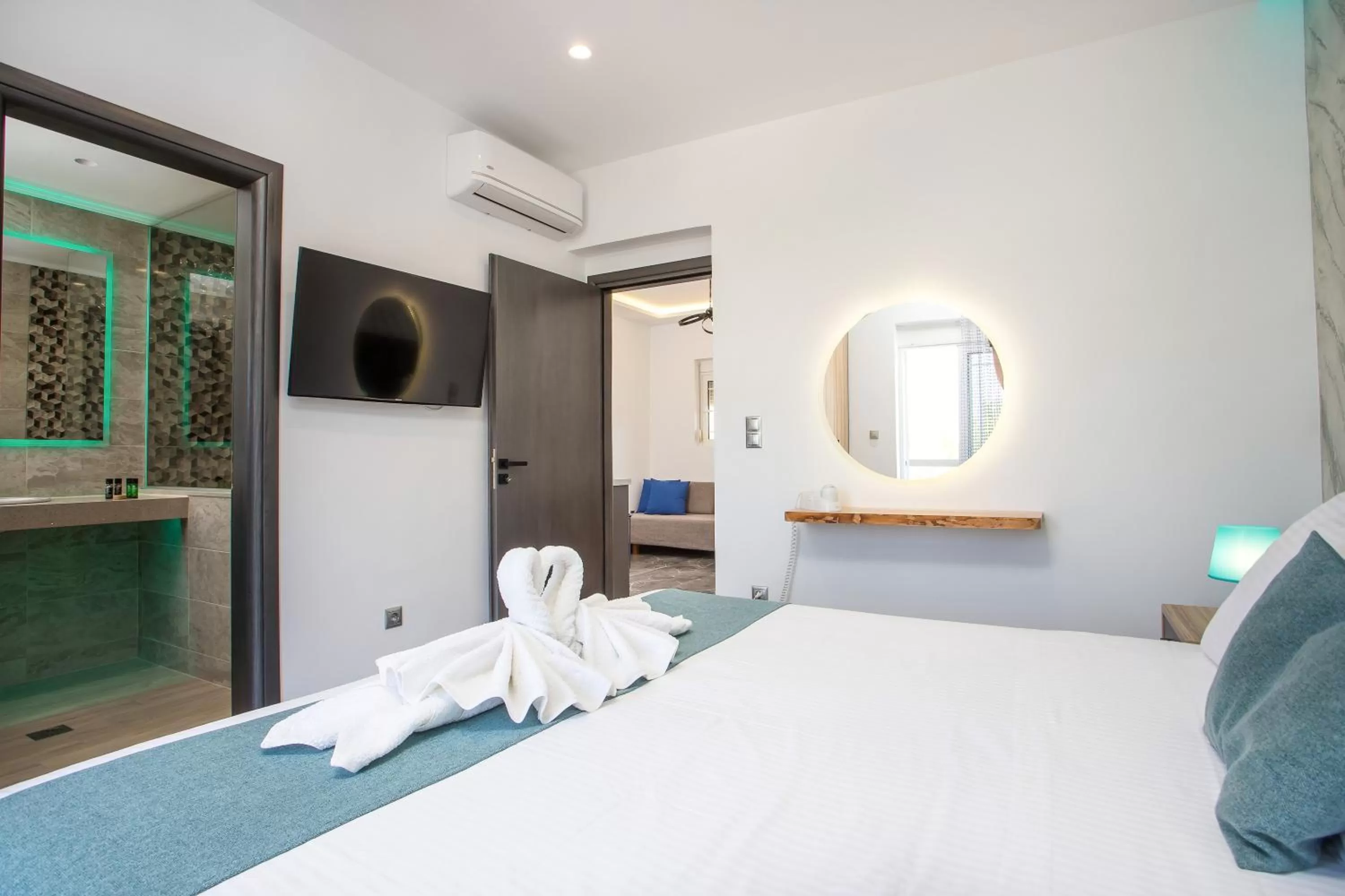 Bathroom, Bed in Platoni Elite